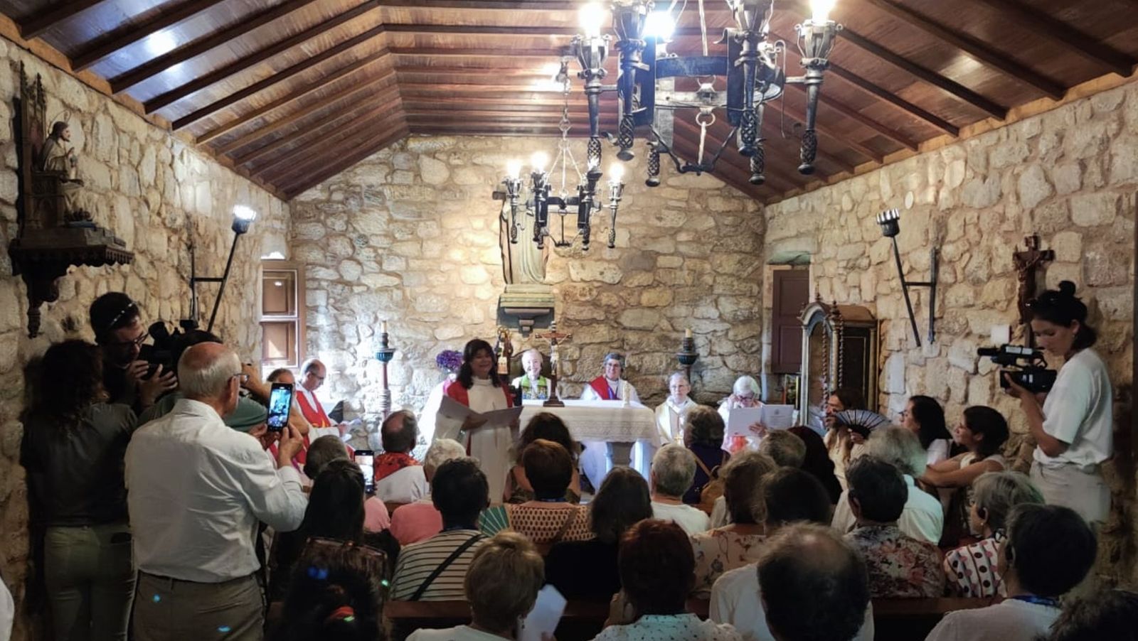 La capilla del pazo llena de gente en la celebración
