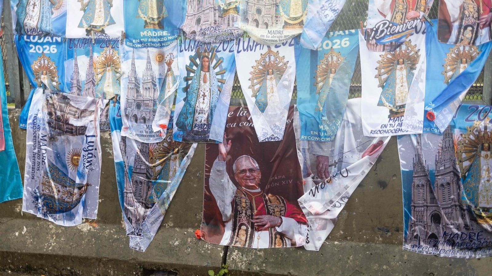Banderines de la visita del Papa a Argentina
