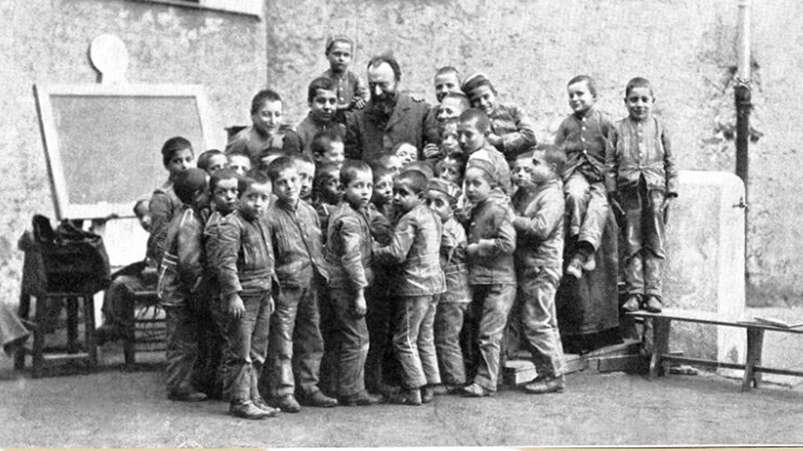 Bartolo Longo con los niños asistidos por las obras de caridad del Santuario de Pompeya