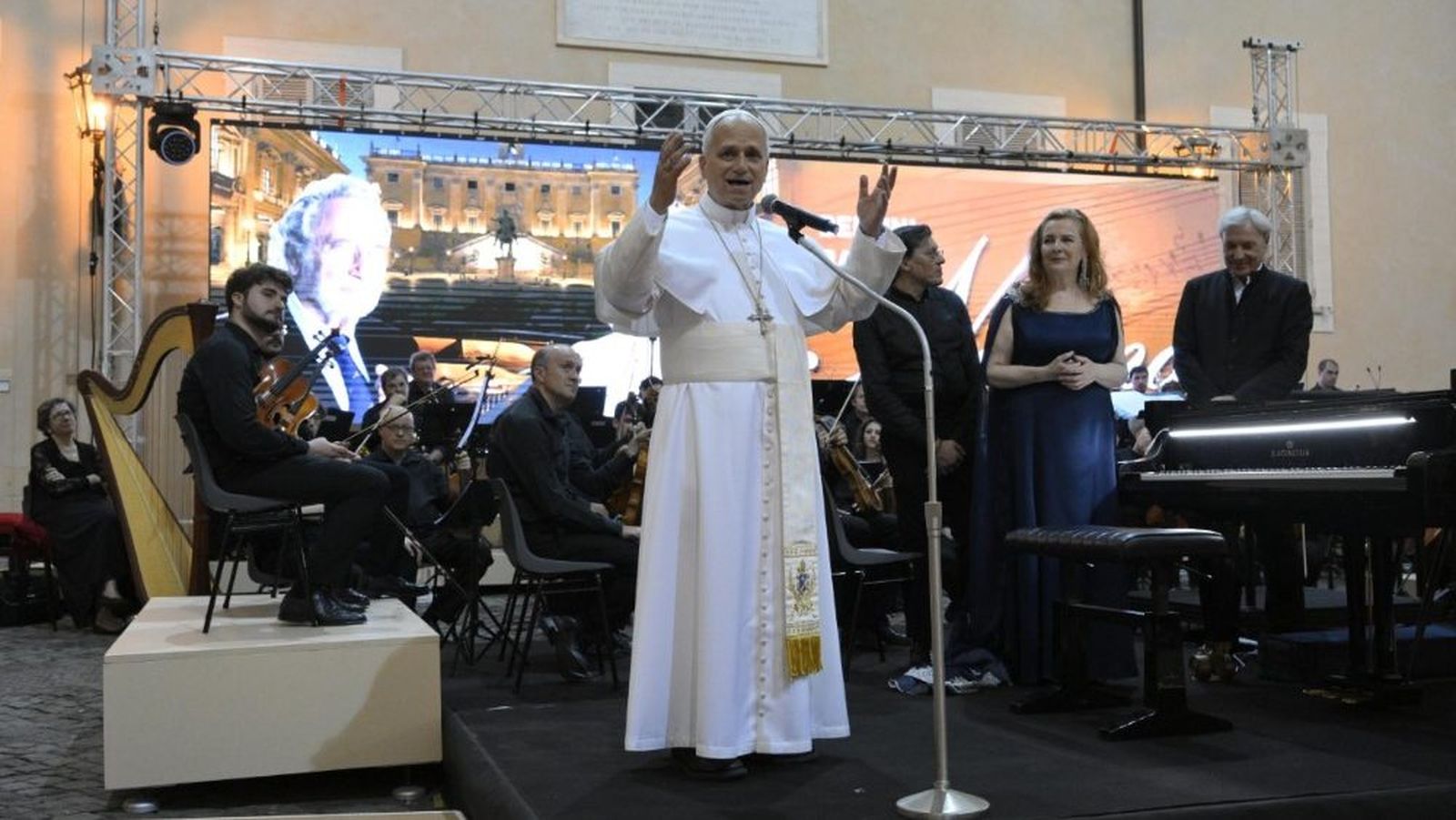 León XIV, emocionado en el concierto ofrecido por la diócesis de Albano, en Castel Gandolfo
