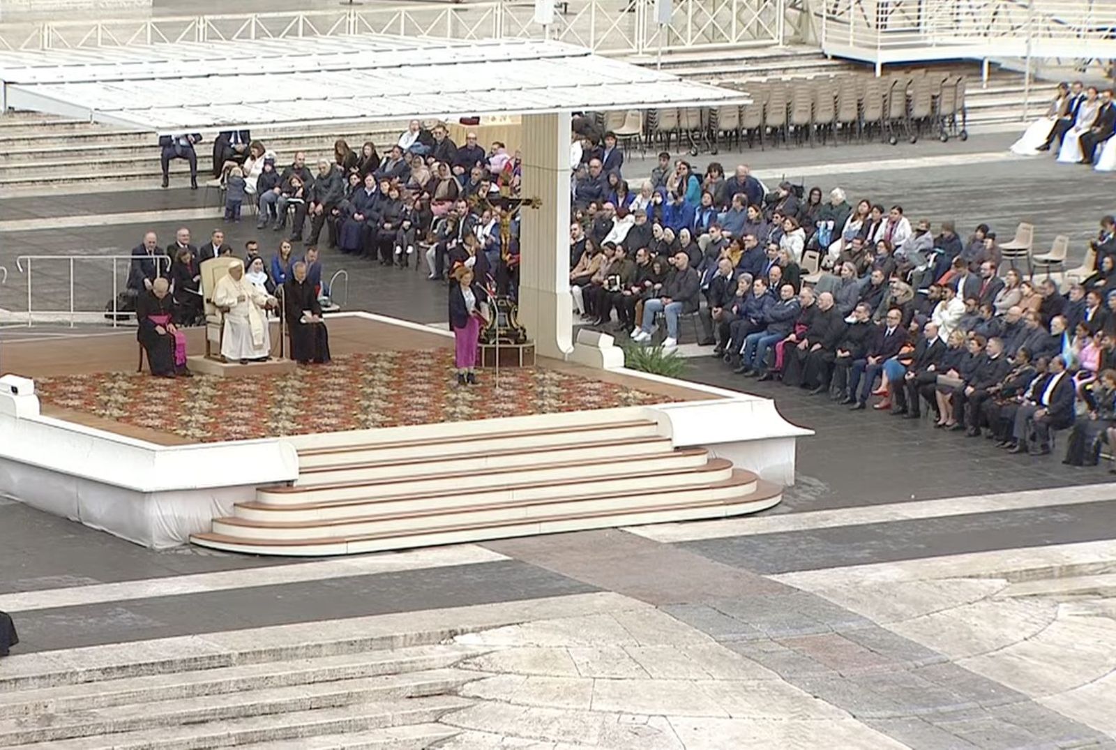 Lectura del evangelio en la audiencia general en la plaza de San Pedro