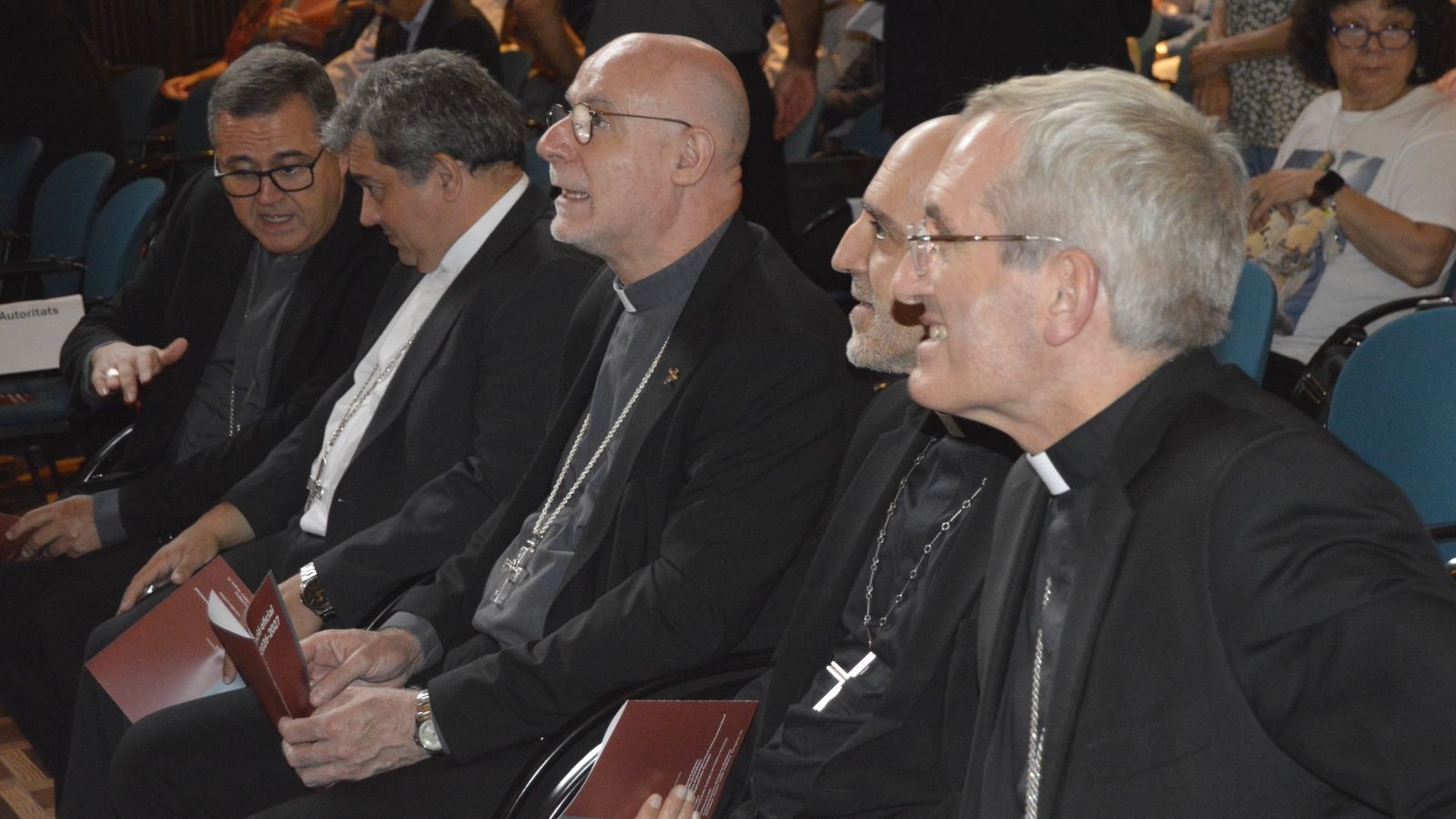 El episcopado catalán ha ocupado las primeras sillas de un auditorio lleno hasta los topes.