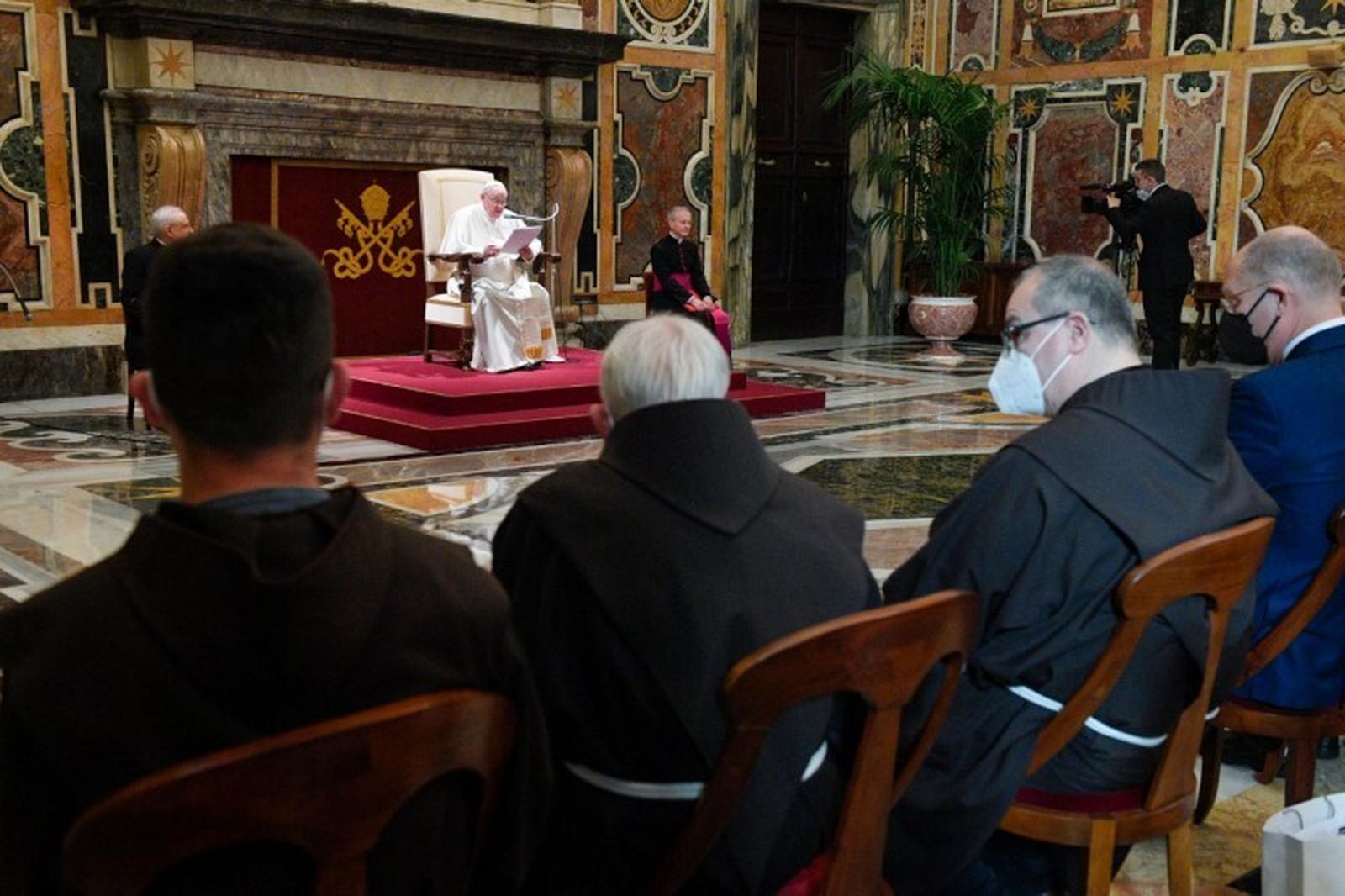 Un "dolor en la pierna" obliga al Papa a leer sentado su discurso, pero mantiene su agenda