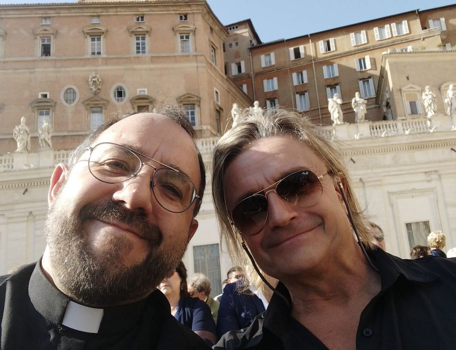 Toño Casado y Nacho Cano en la plaza de San Pedro antes de la audiencia con el Papa