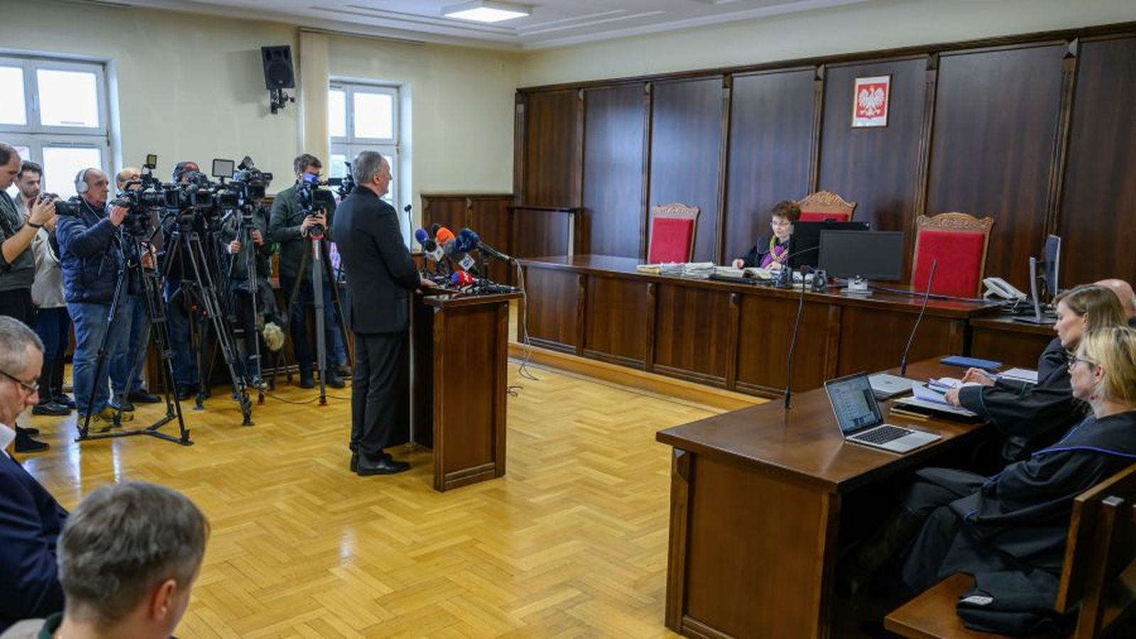 El obispo Andrzej Jeż en la sala del Tribunal de Distrito de Tarnów.