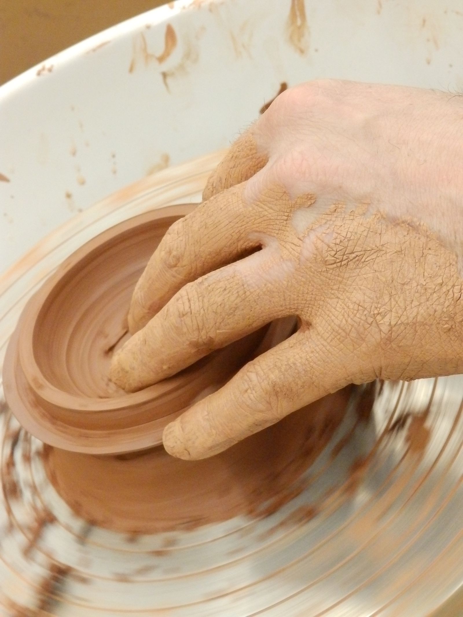 Desde su misión profética se manifiesta contra de las injusticias, en favor del  trabajo decente, y para “construir una  sociedad más justa”