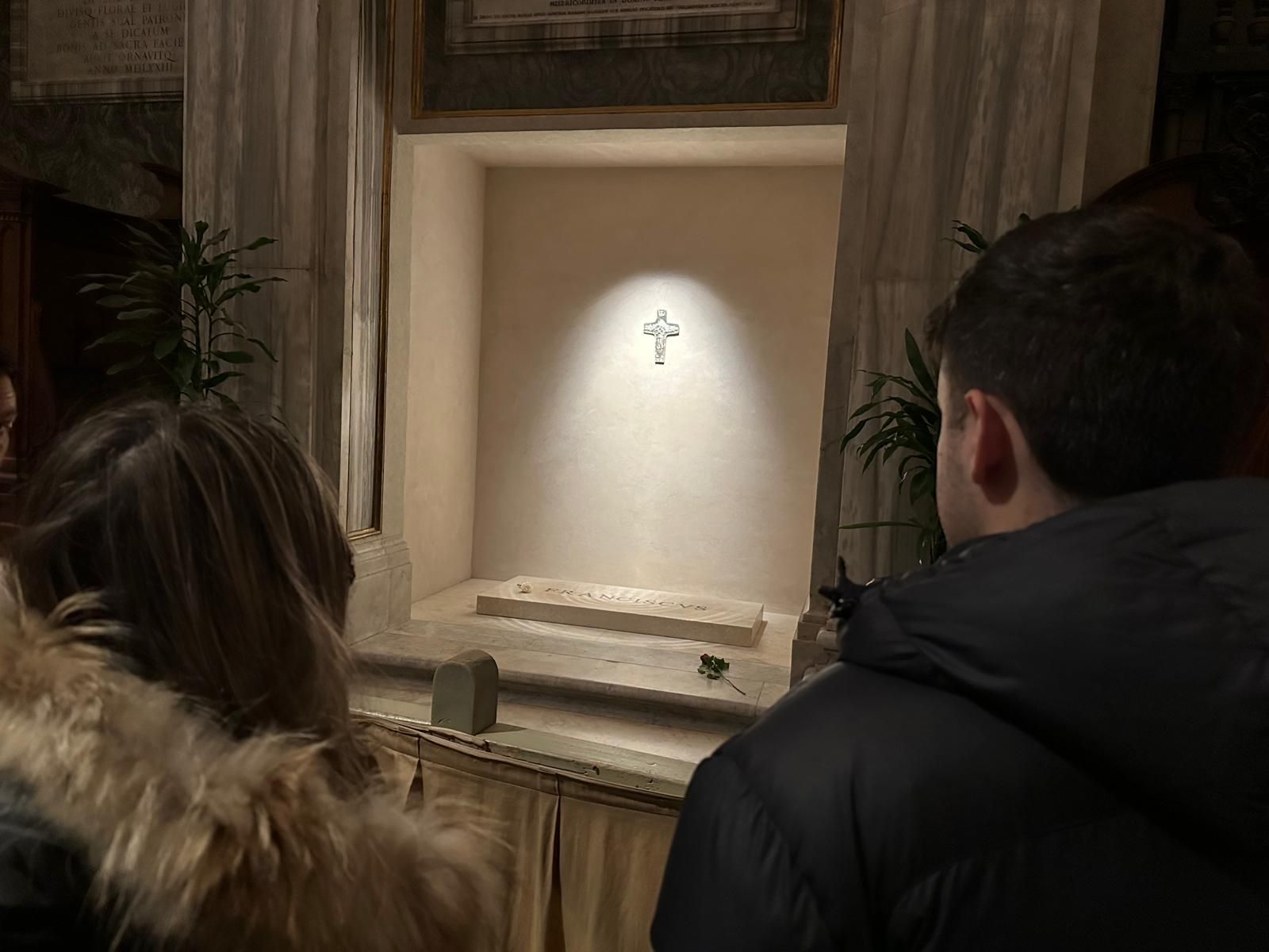 La familia Cuatrecasas, ante la tumba de Bergoglio