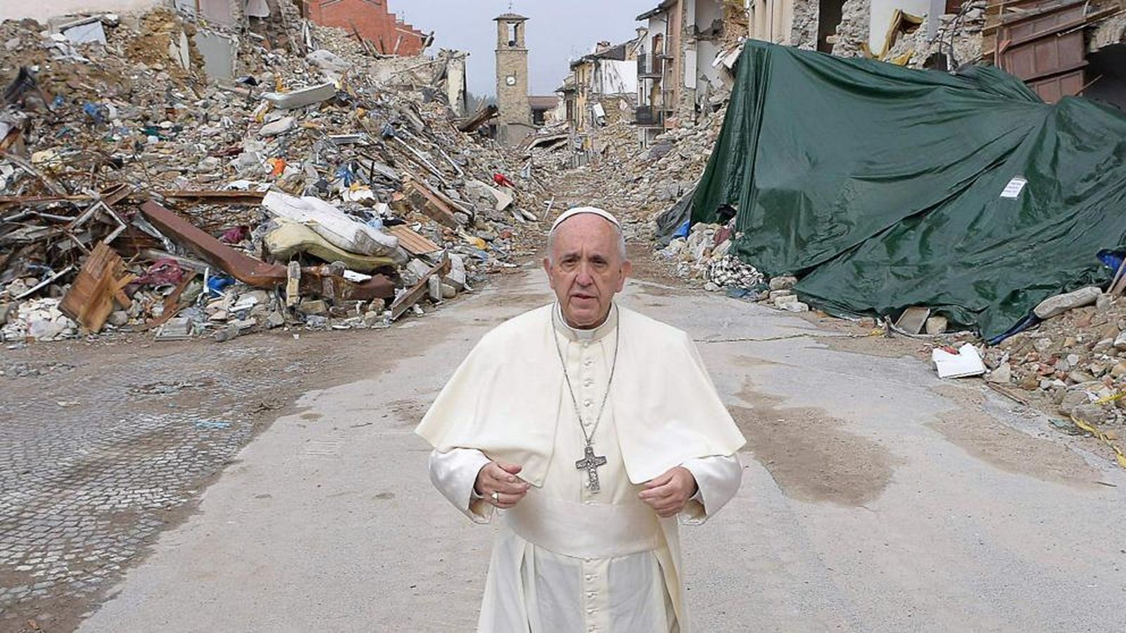 Francisco visitó Amatrice tras el terremoto: la iglesia seguía en pie