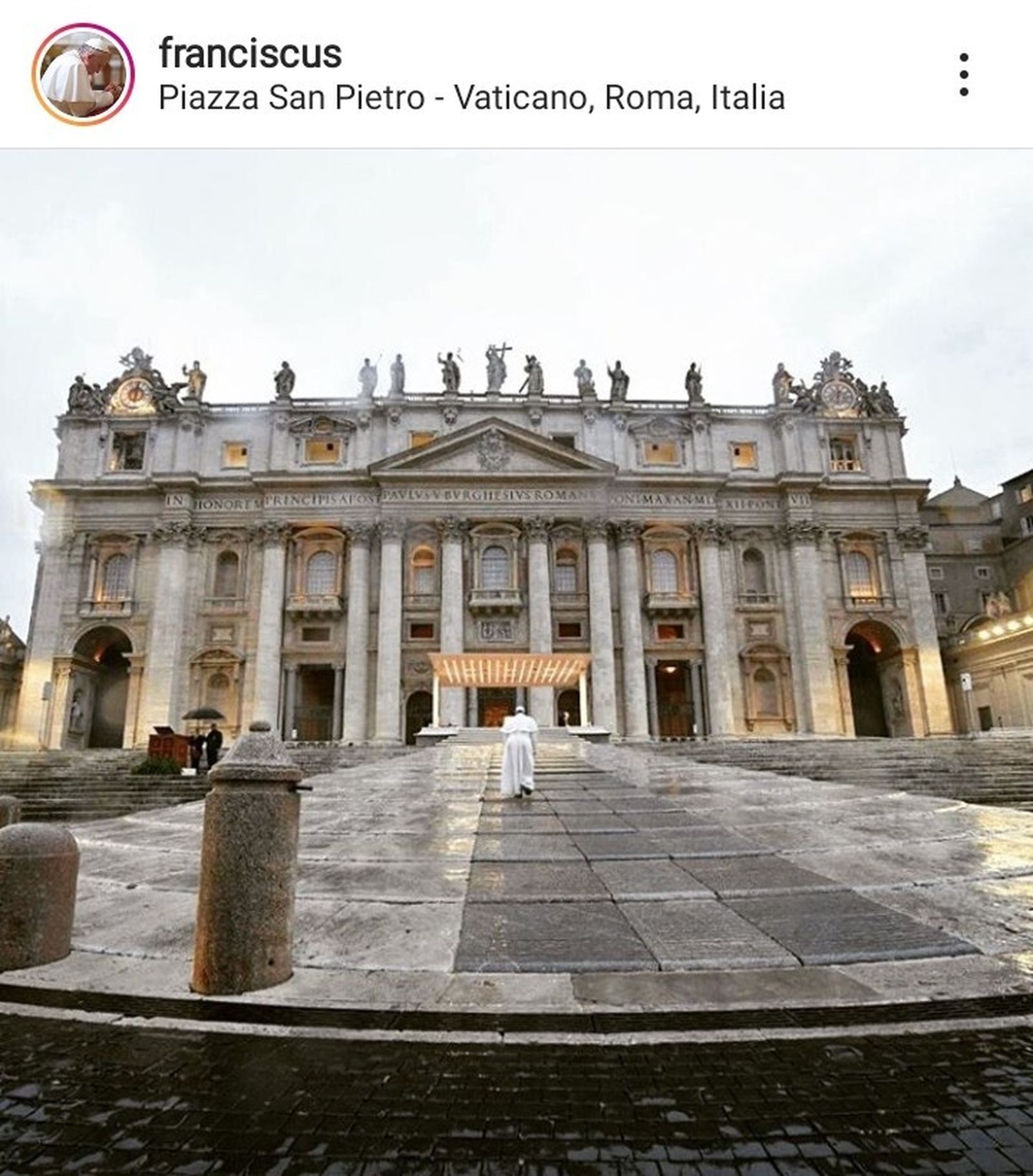 Papa solo en la Plaza de San Pedro