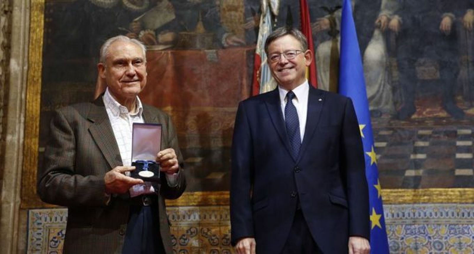 Bargues cuando la Generalitat premió al Casal de la Pau con Ximo Puig, presidente.
