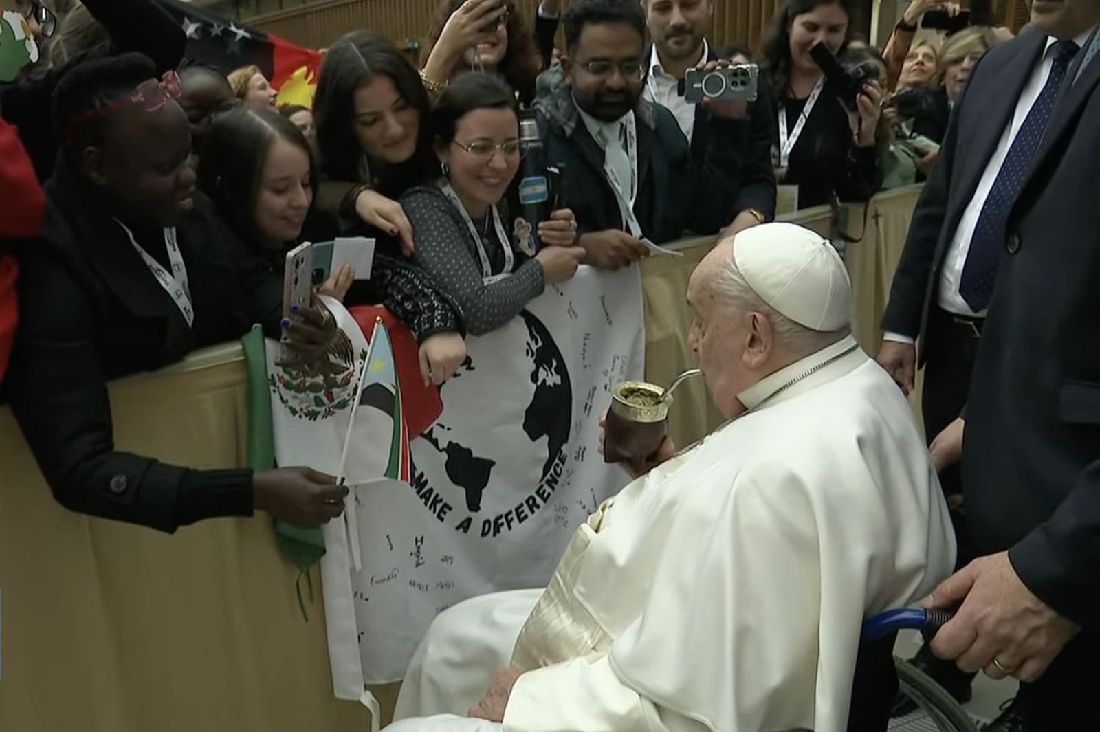 Francisco toma mate con periodistas en el Jubileo de los Comunicadores