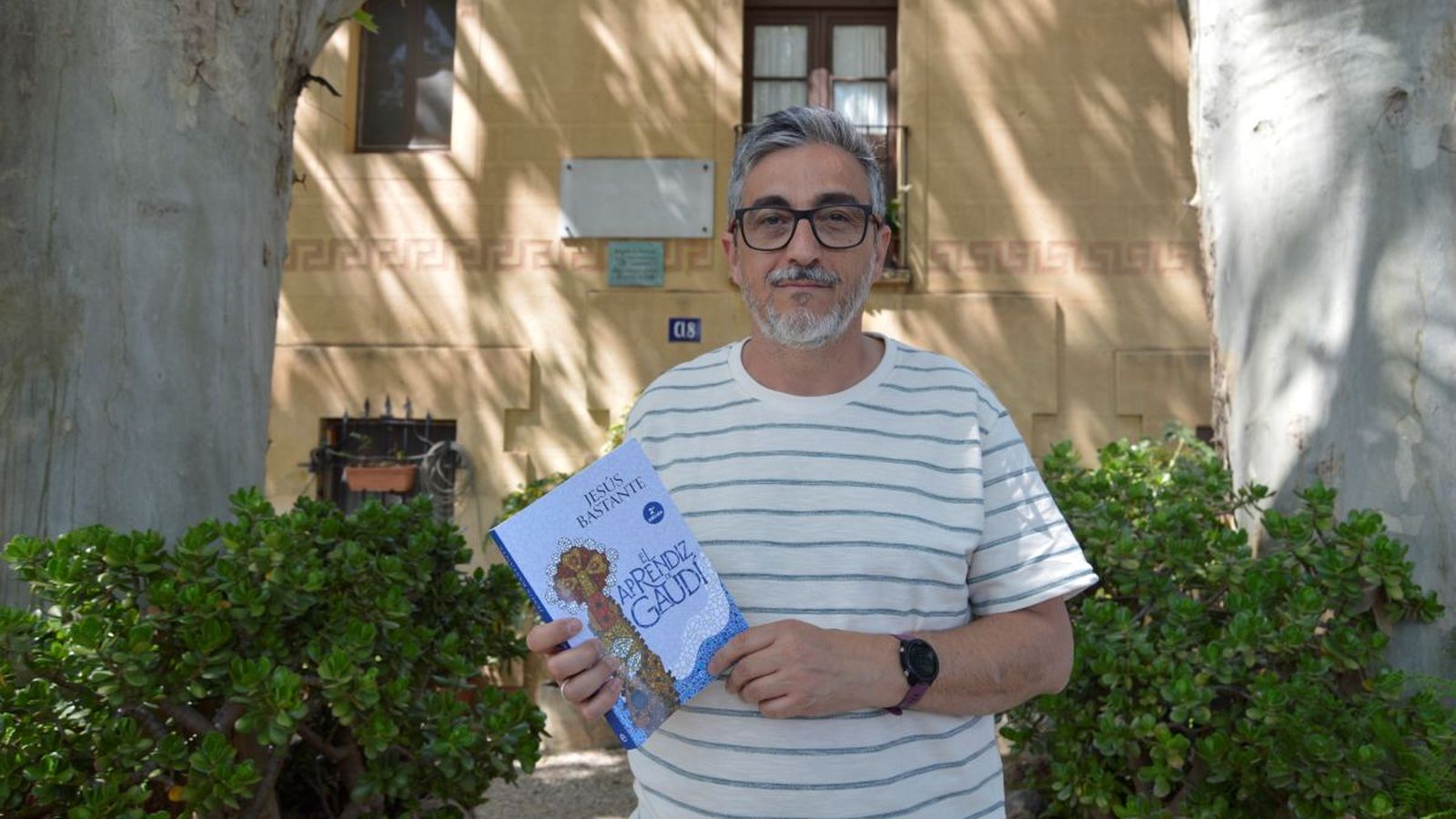 Jesús Bastante, durante su visita al Mas de la Calderera de Riudoms, en un recorrido por los orígenes vitales de Antoni Gaudí en vísperas de Sant Jordi.