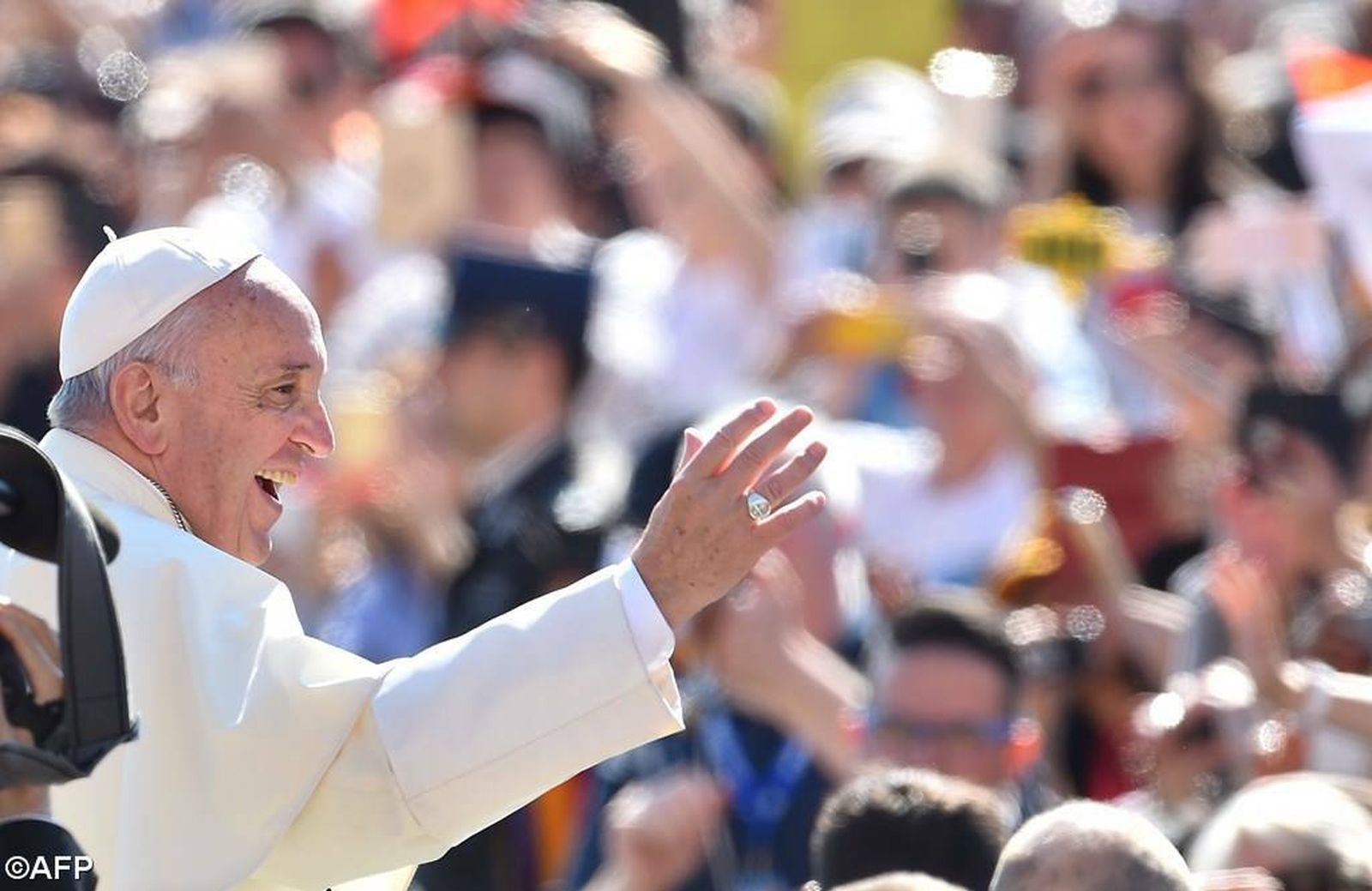 Francisco sonríe y saluda en la audiencia