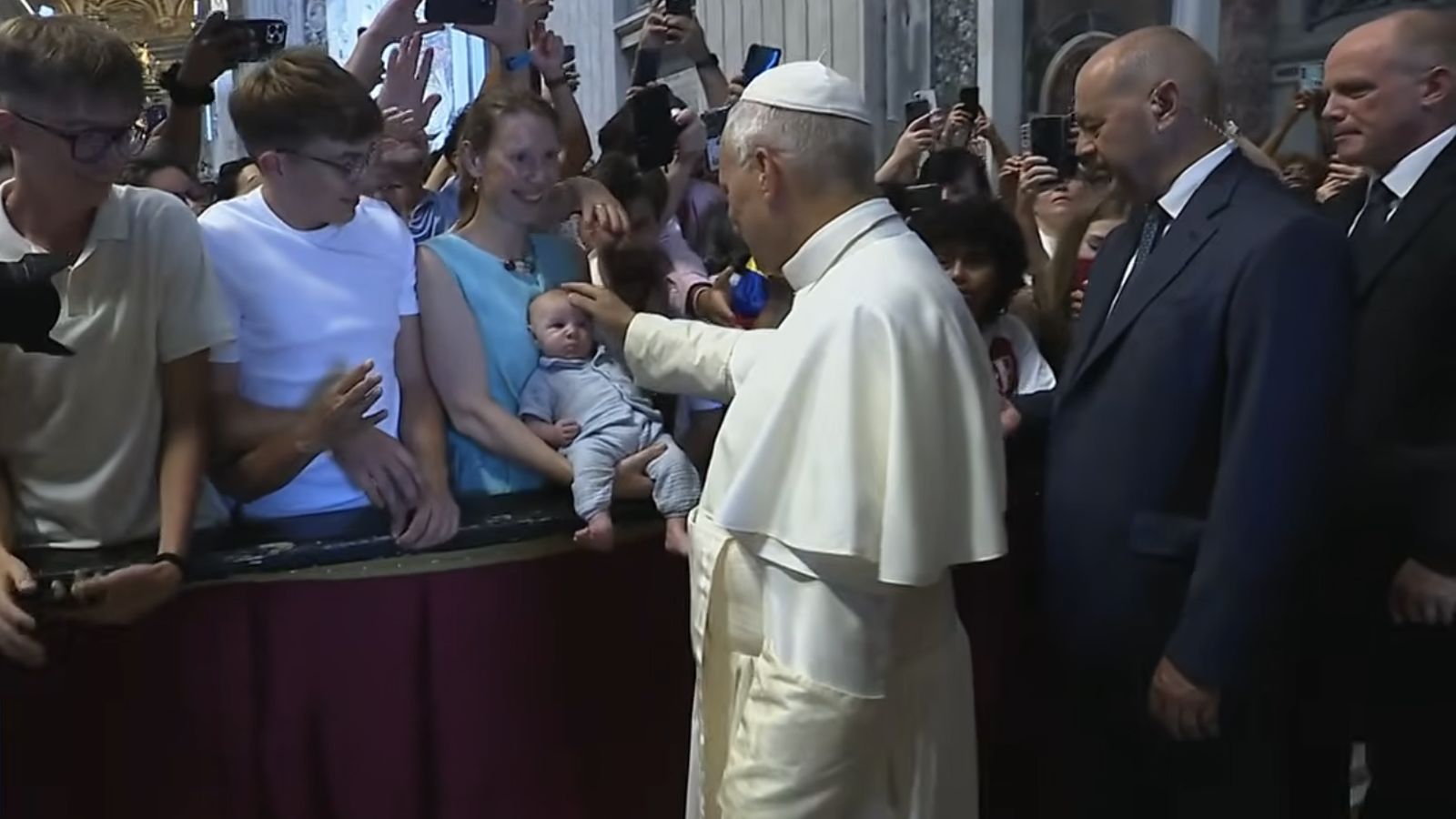 El Papa bendice a un bebé a su entrada a la audiencia general celebrada en la basílica de San Pedro
