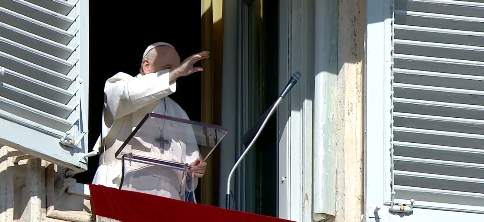 El Papa saluda desde la ventana