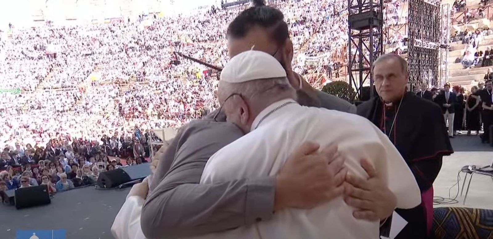 El abrazo del Papa y los jóvenes palestino e israelí