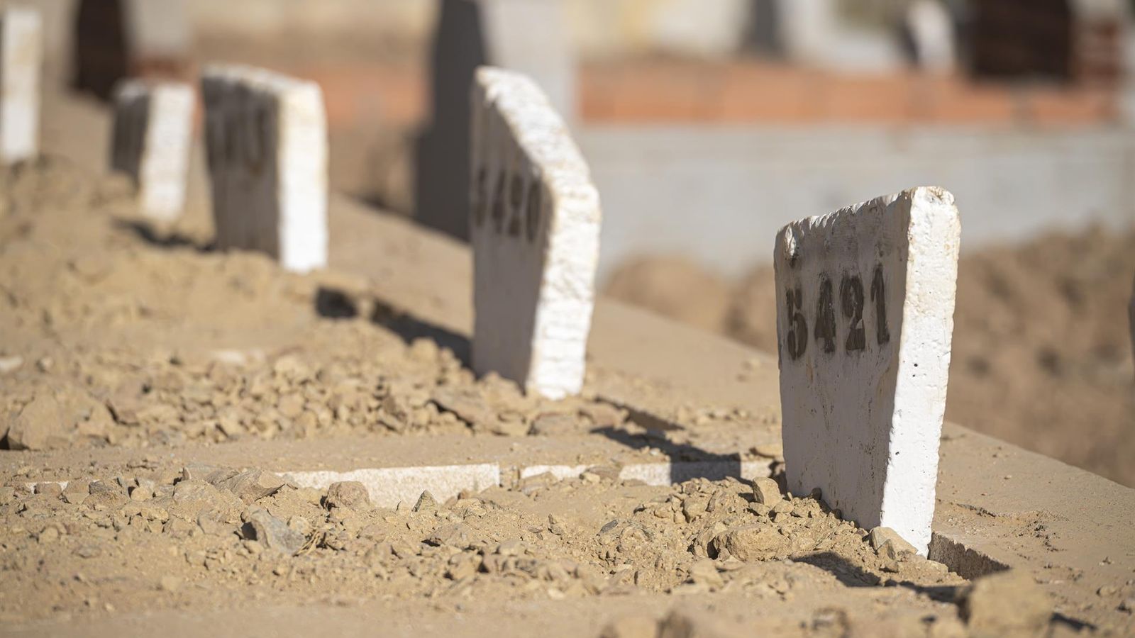Entierro de varios migrantes, en el cementerio musulmán de Ceuta (España)