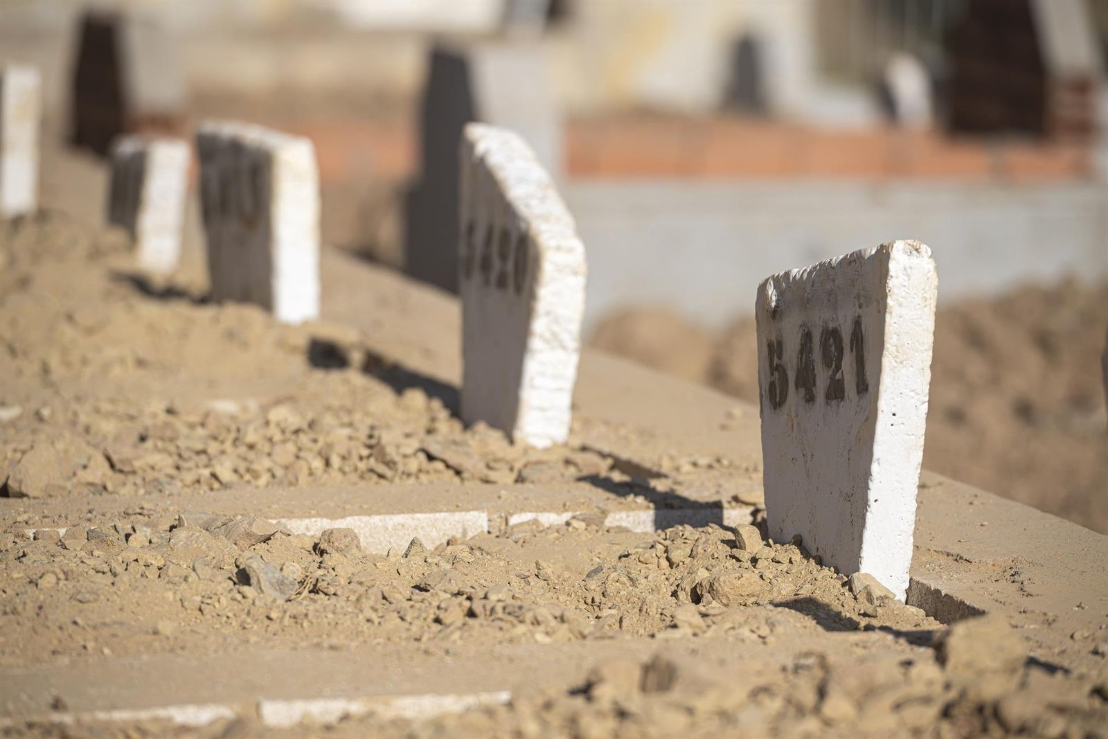 Entierro de varios migrantes, en el cementerio musulmán de Ceuta (España)