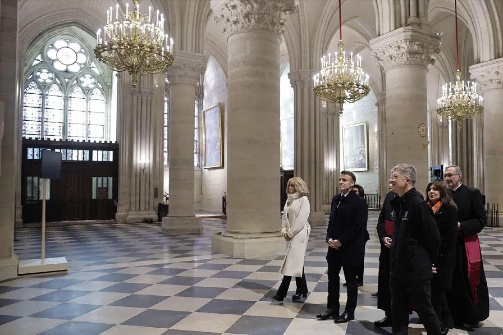 Macron y el arzobispo de París contemplan la restauración de Notre Dame