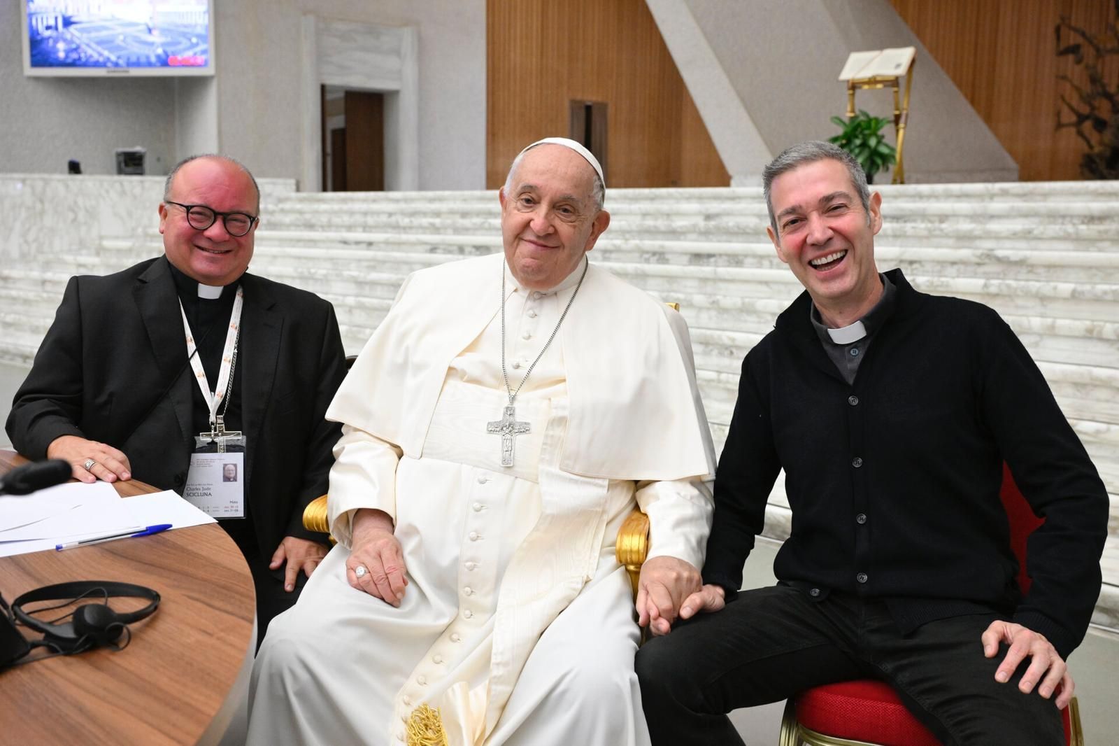 Francisco, con Scicluna y Bertomeu en el Aula Sinodal, donde los recibió