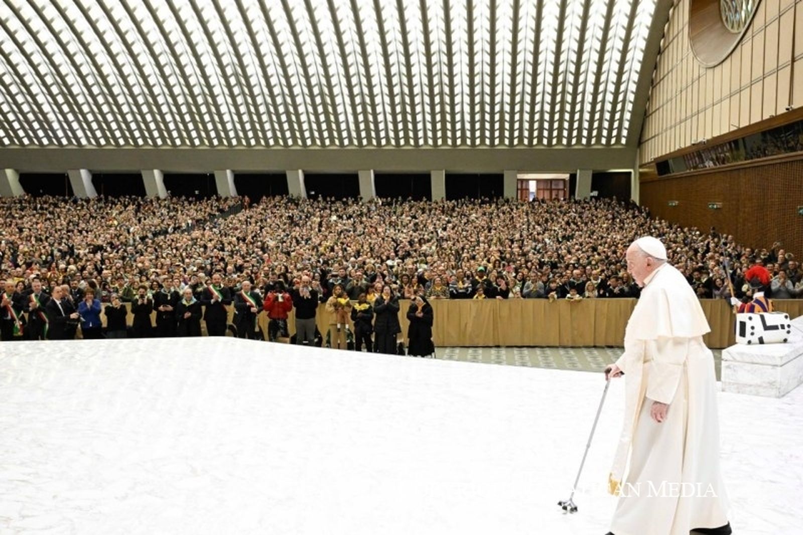 El Papa, caminando antes de que se le rompiera el bastón