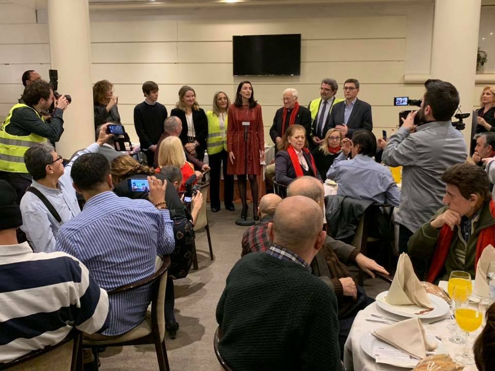 La presidenta del Senado se dirige a los sin techo