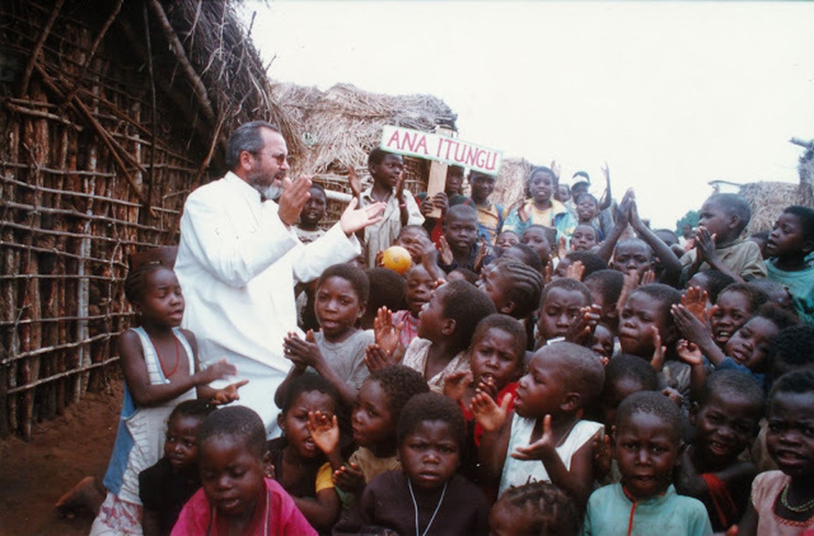 El misionero, con los huérfanos angoleños