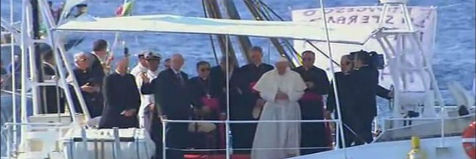 El Papa reza en alta mar por los inmigrantes muertos