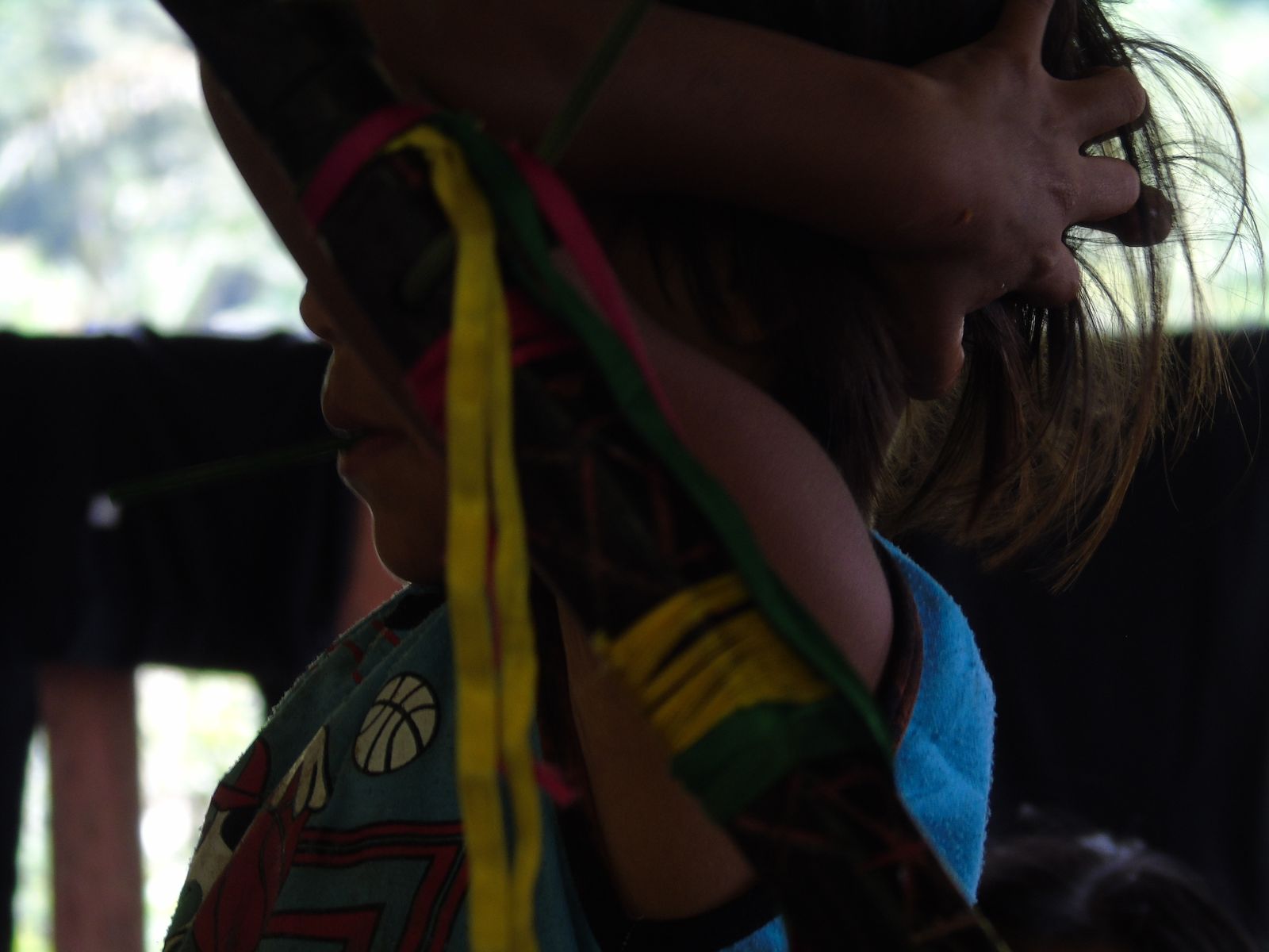 Niño embera durante reunión comunitaria