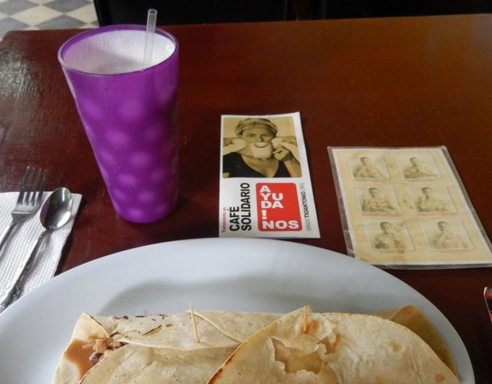 Ayuda para pedir la comida en el Café de las Sonrisas