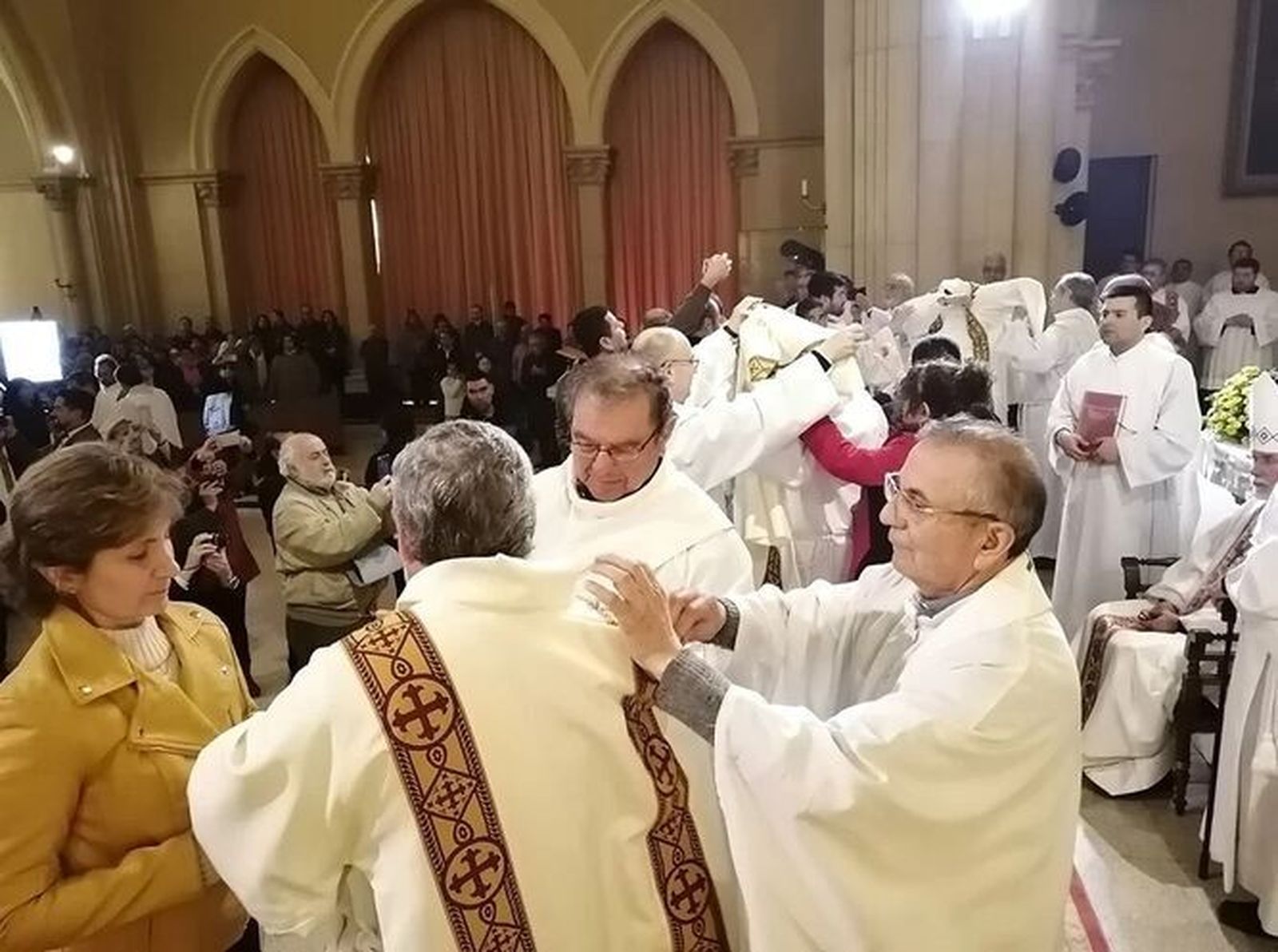 Revistiendo dalmática