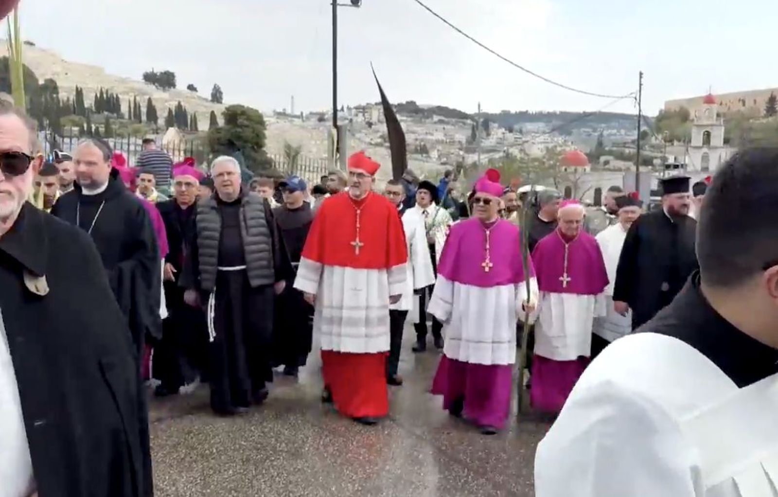El cardenal Pizzaballa en la procesión