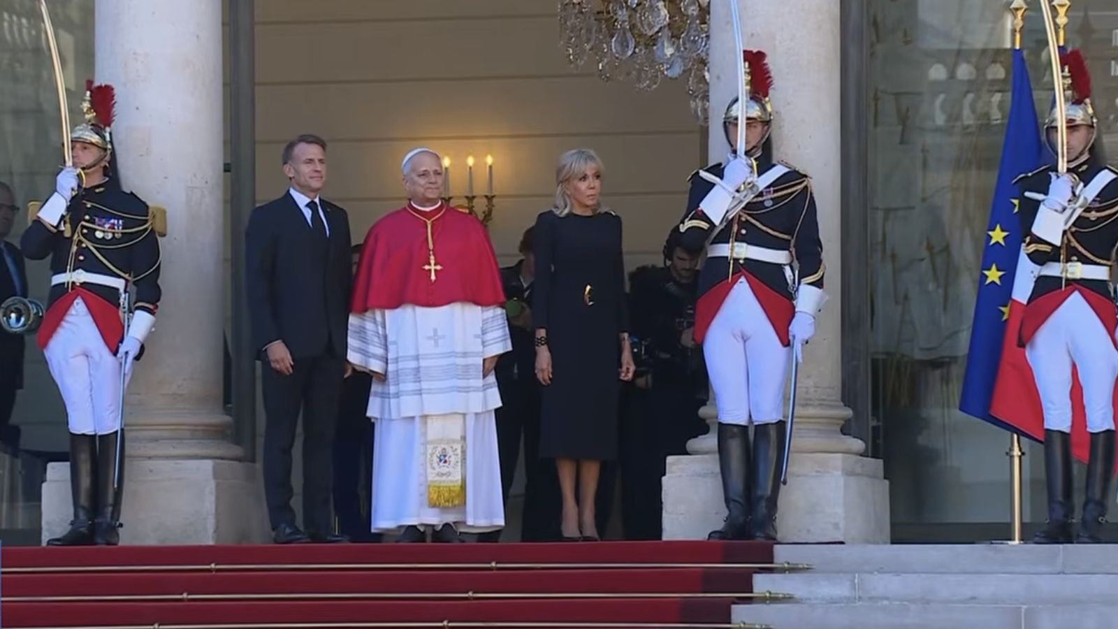 El Papa, con Macron y su esposa, recibe honores militares en el Elíseo