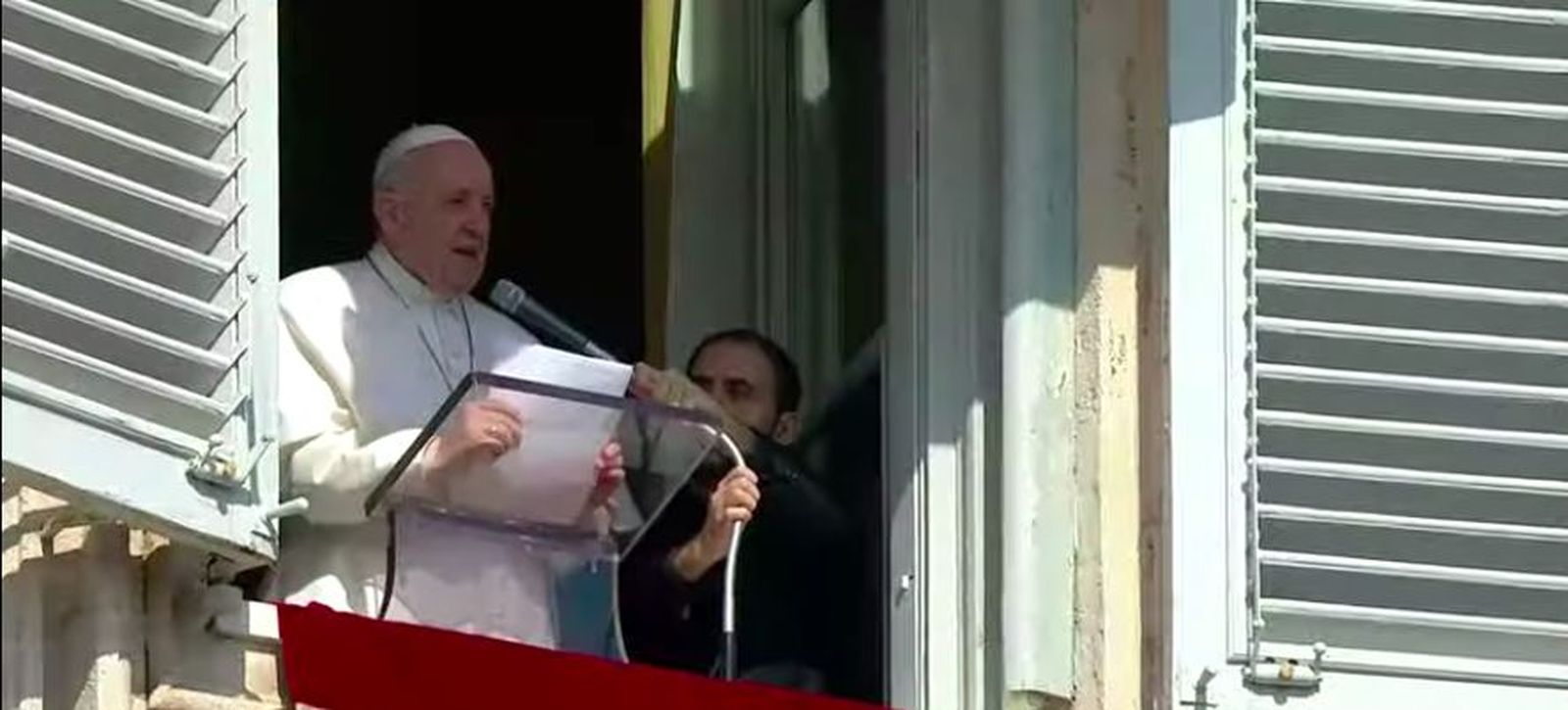 Francisco, durante el Angelus