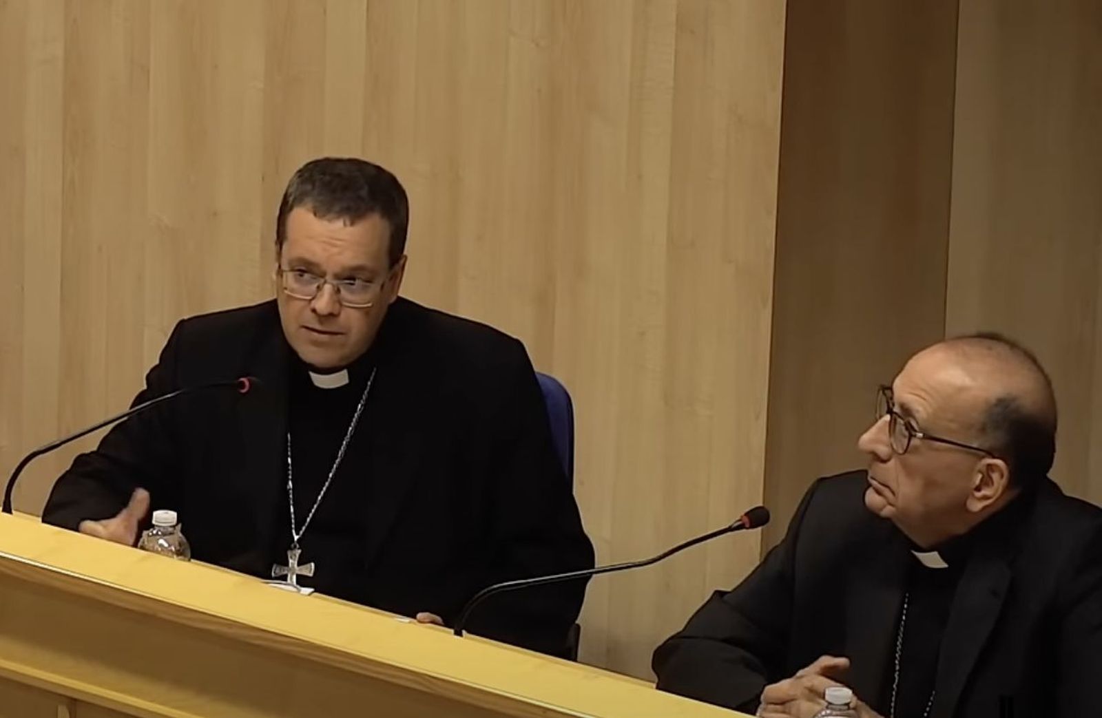 Jesús Vidal en la rueda de prensa con Omella tras la reunión con los miembros del Dicasterio para el Clero