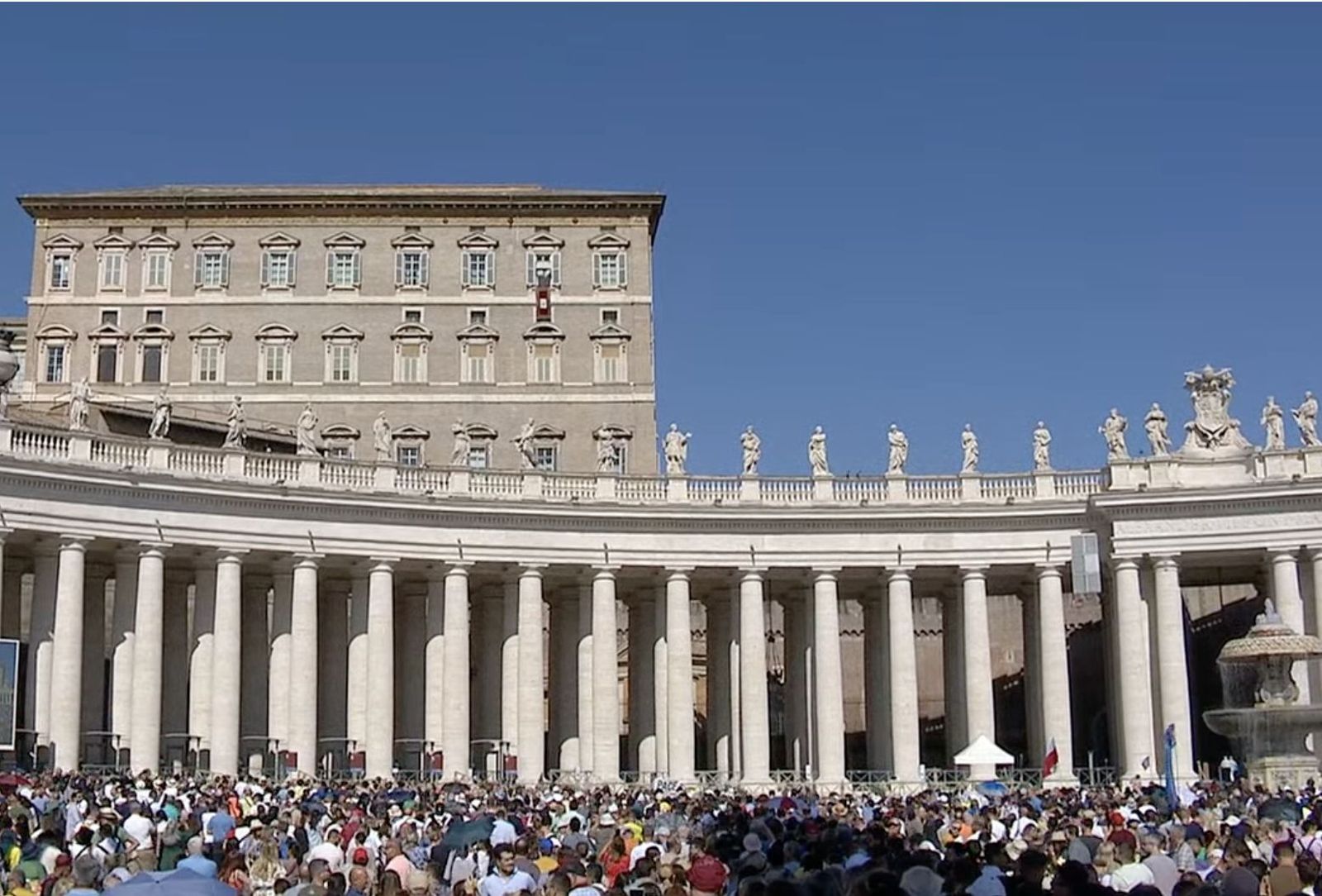 Los fieles esperan a que se asome el Papa al balcón para el rezo del ángelus