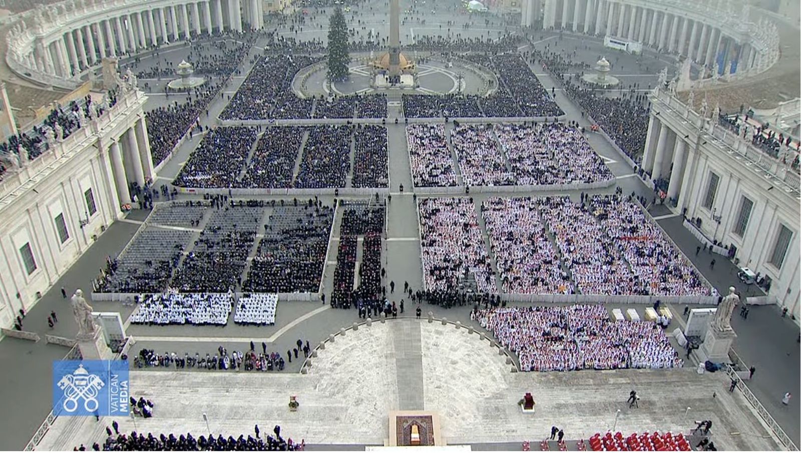 En primer término, dede la cúpiula de San Pedro, el ataúd de Benedicto XVI