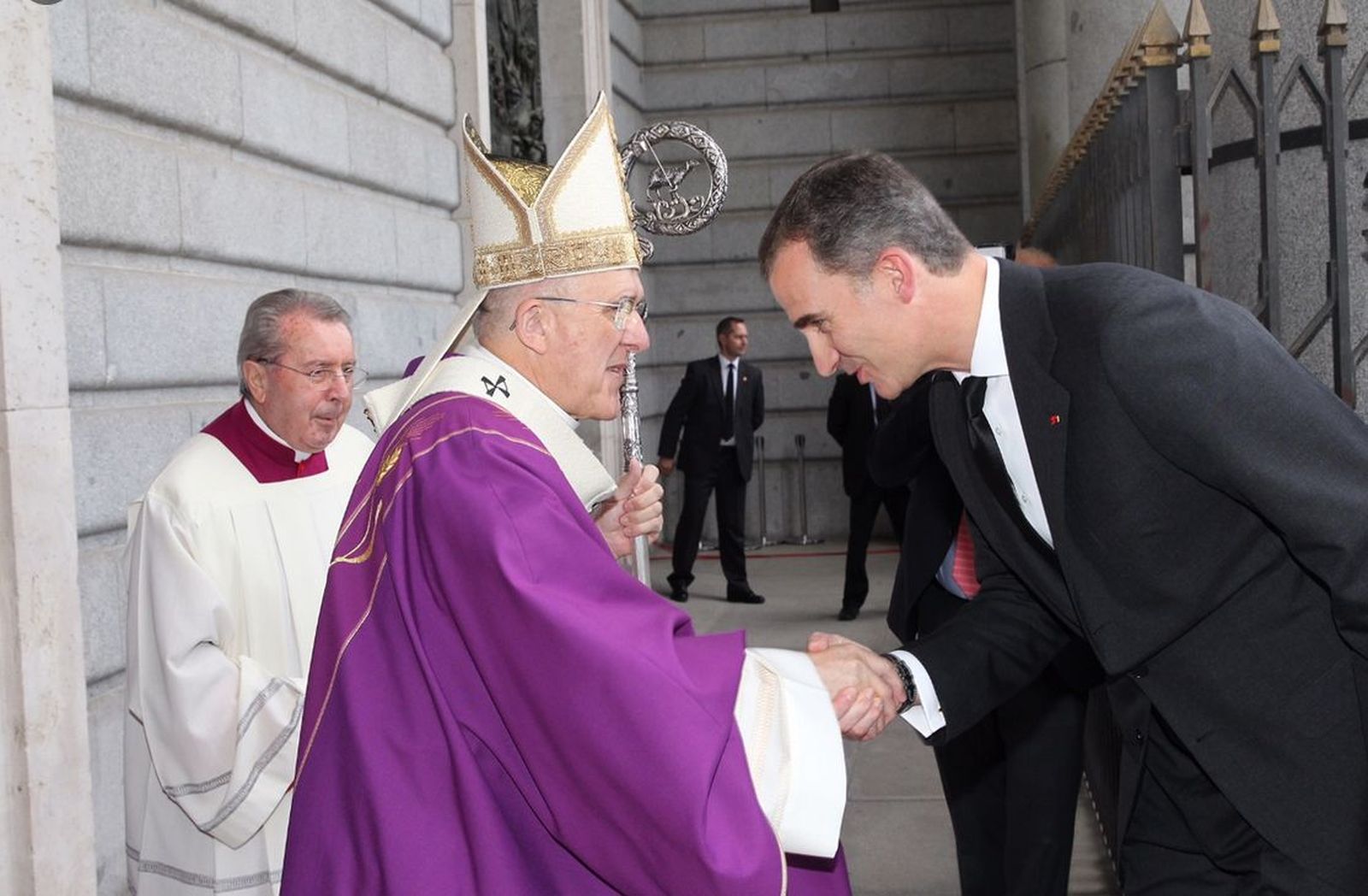 Osoro saluda al Rey, a la entrada de La Almudena