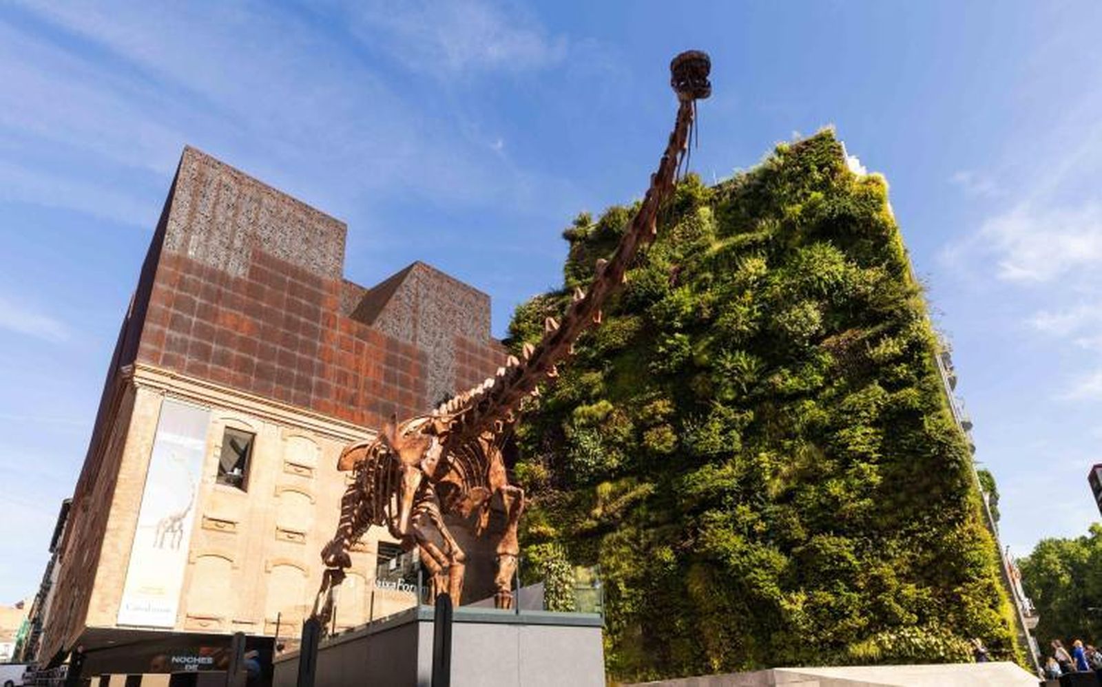 El Patagotitan mayorum se exhibe frente al jardín vertical de CaixaForum Madrid