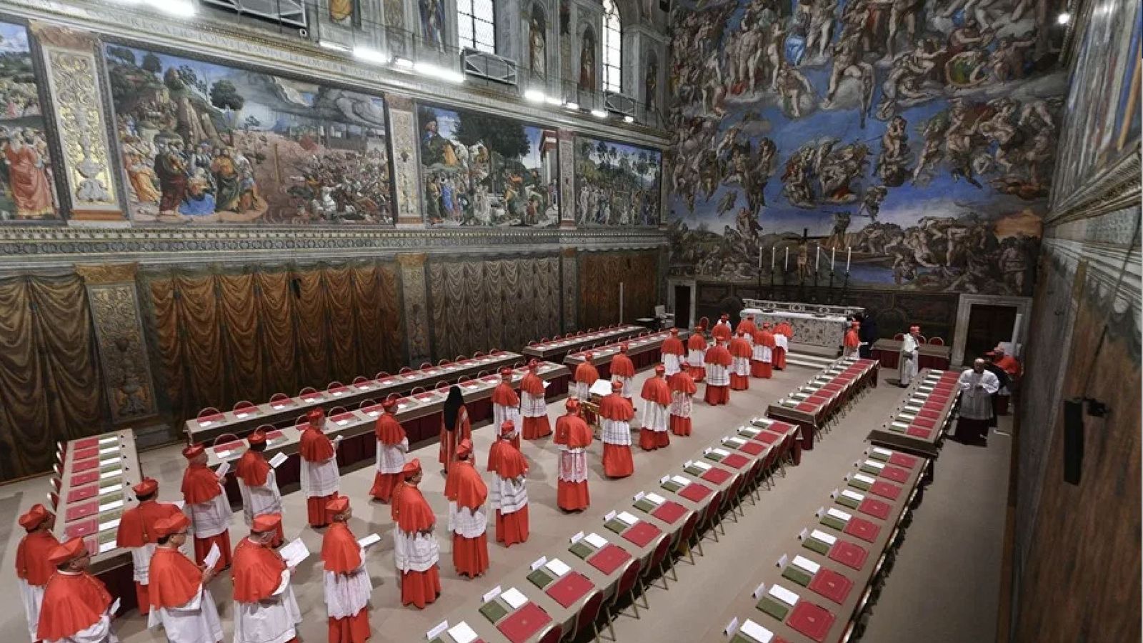 Cardenales entrando al cónclave