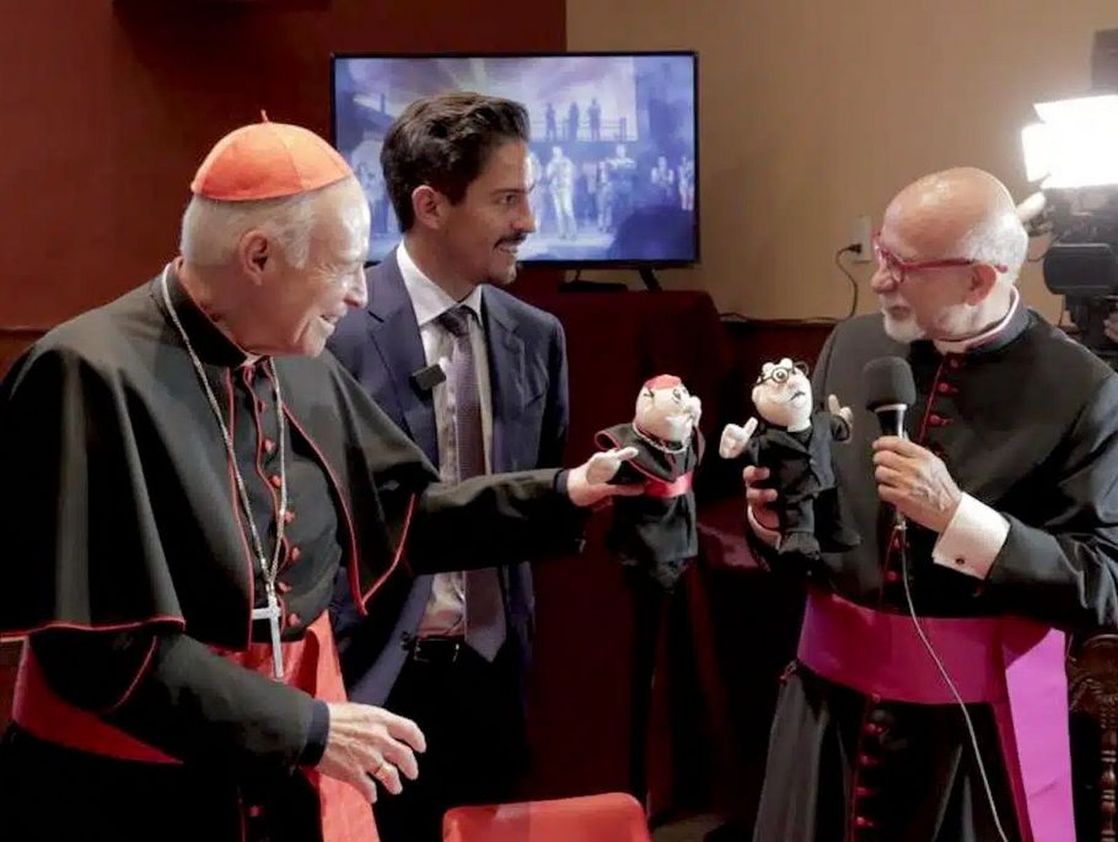 El cardenal Aguiar y el padre de Jesús Aguilar reciben el peluche del Dr. Simi