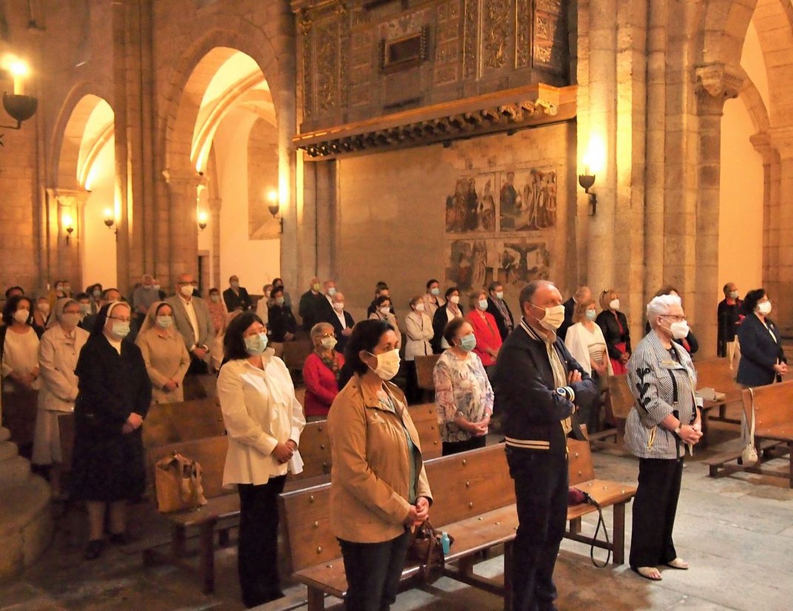 Nos acostumbramos a celebrar con mascarilla