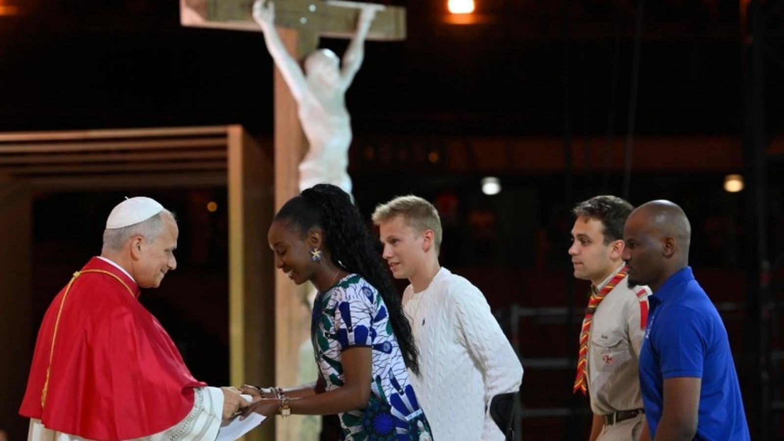 Francisco, con los jóvenes. Entre ellos, François Bigot