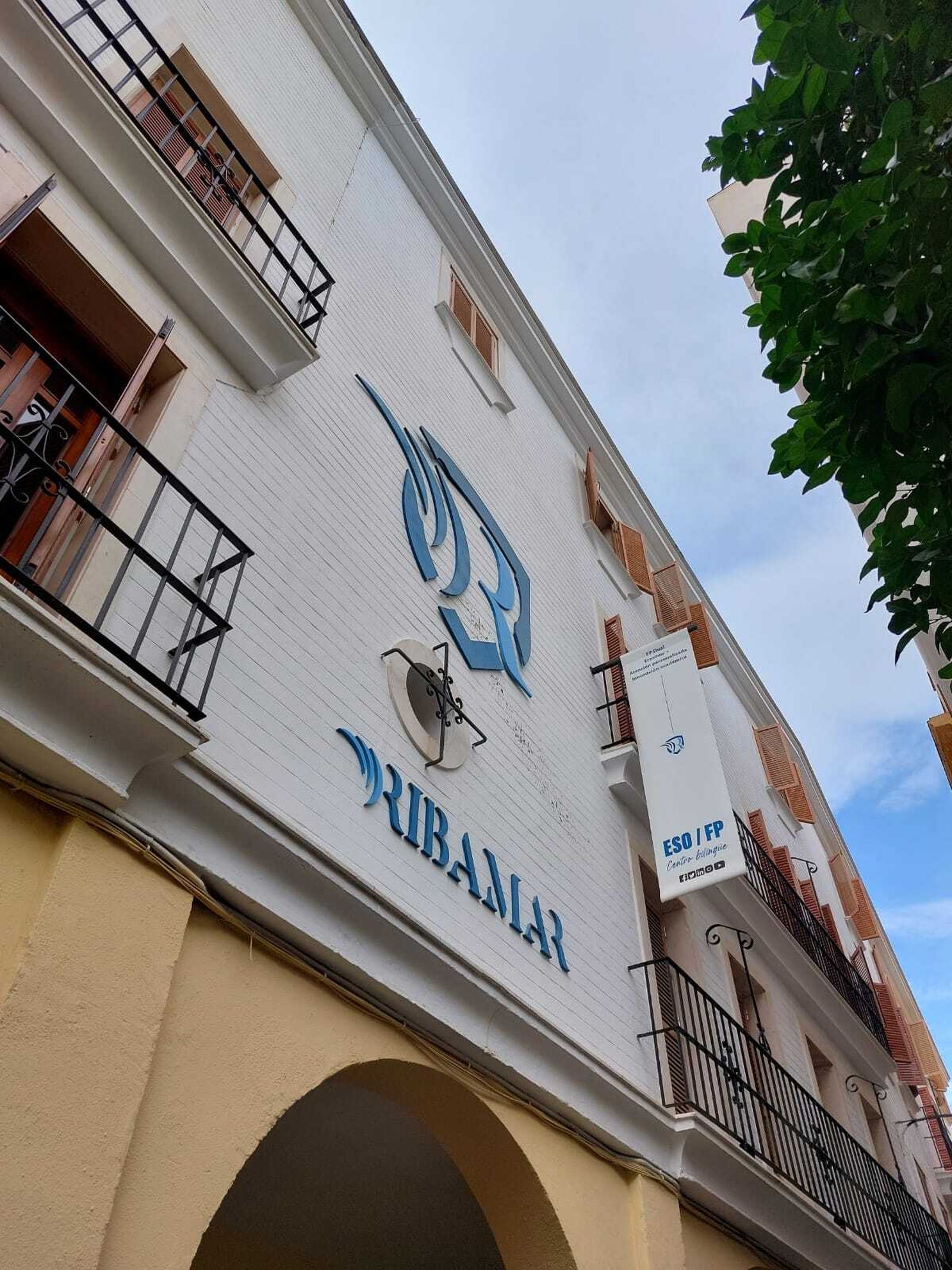 Fachada del colegio Ribamar