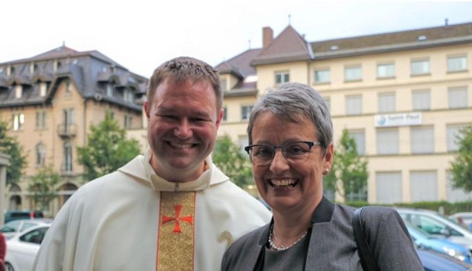 Marianne Pohl-Henzen y el sacerdote que la ha precedido en el cargo