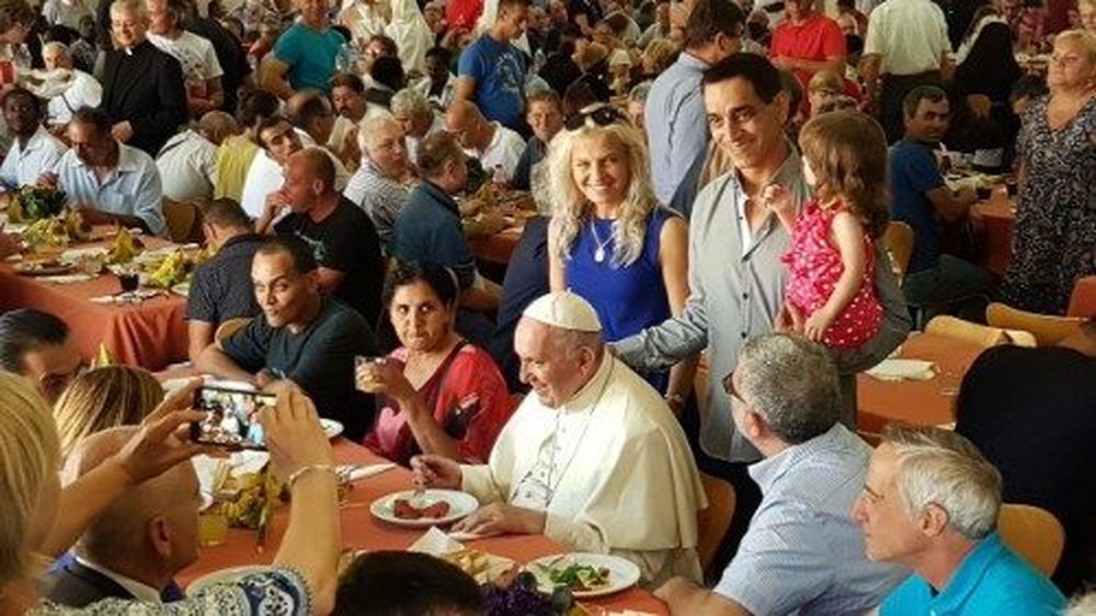 El Papa come con los pobres