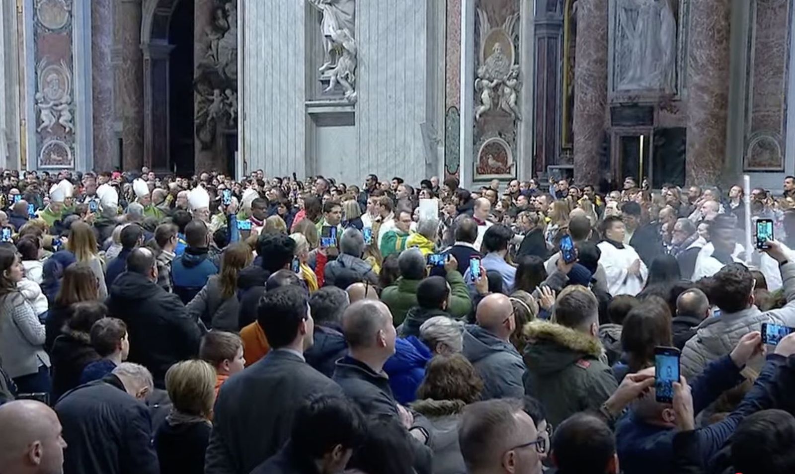 Fieles en la misa del Jubileo de los Artistas