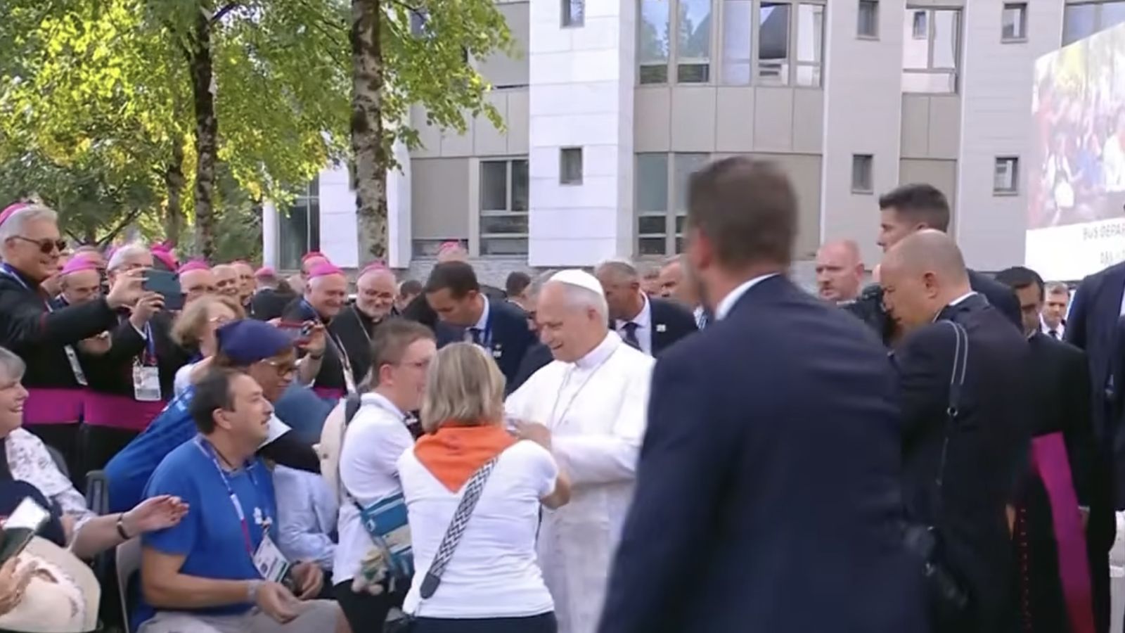 El Papa saluda a unos enfermos