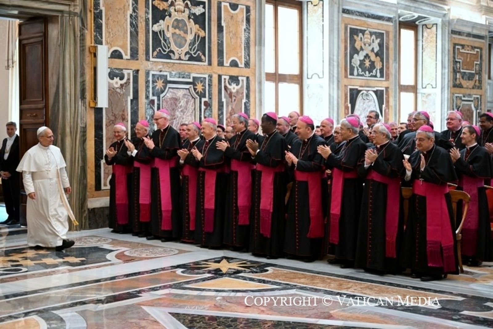 León, con los representantes pontificios