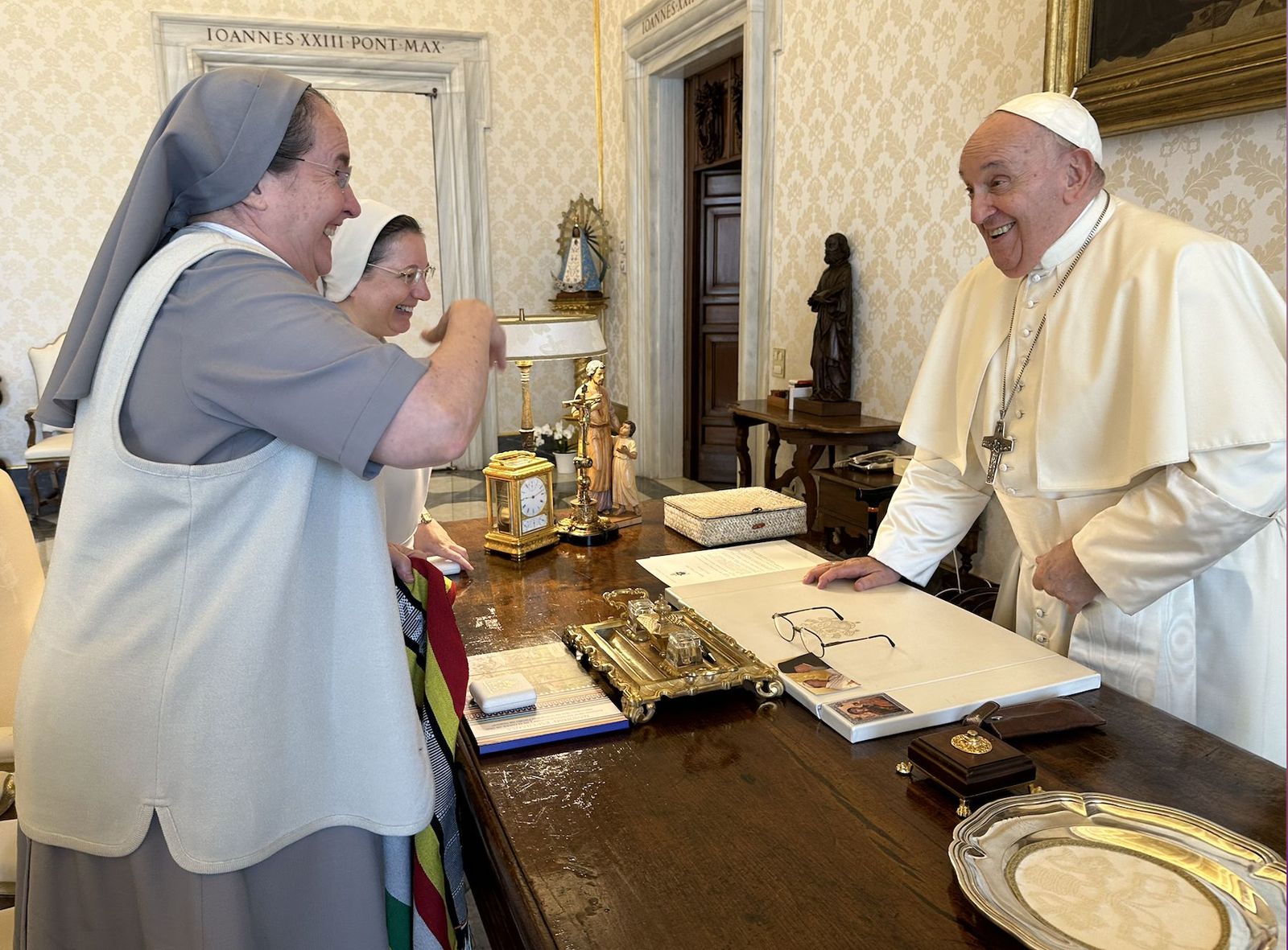 Francisco, en la audiencia a Montserrat del Pozo e Irene Labraga